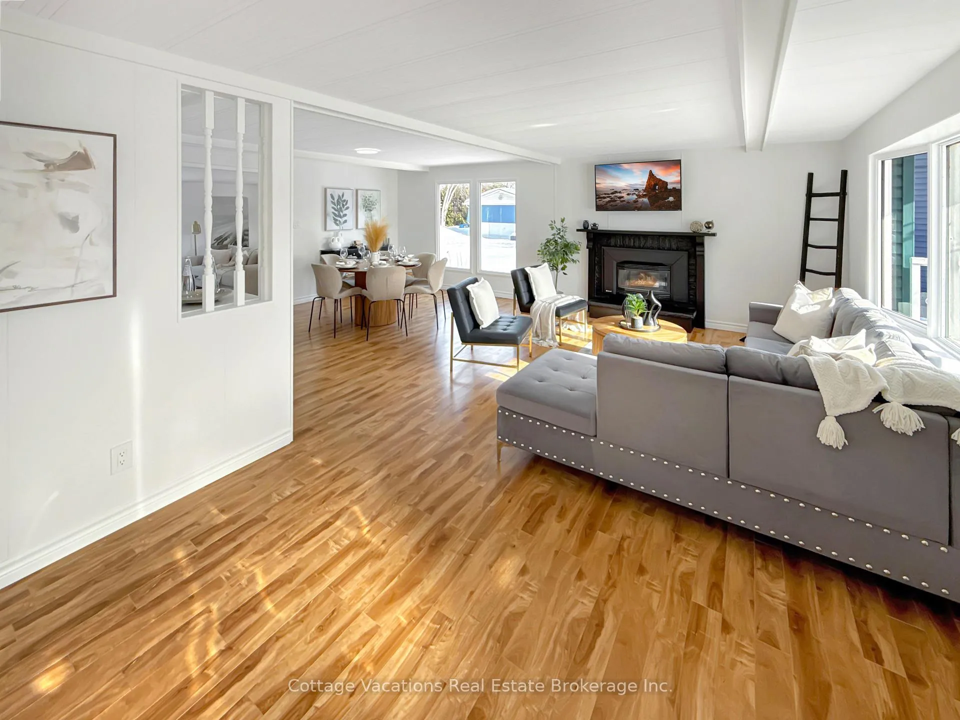 Photo 4 of 28 Riverview Circle, Innisfil, Rural Innisfil — HOMEH