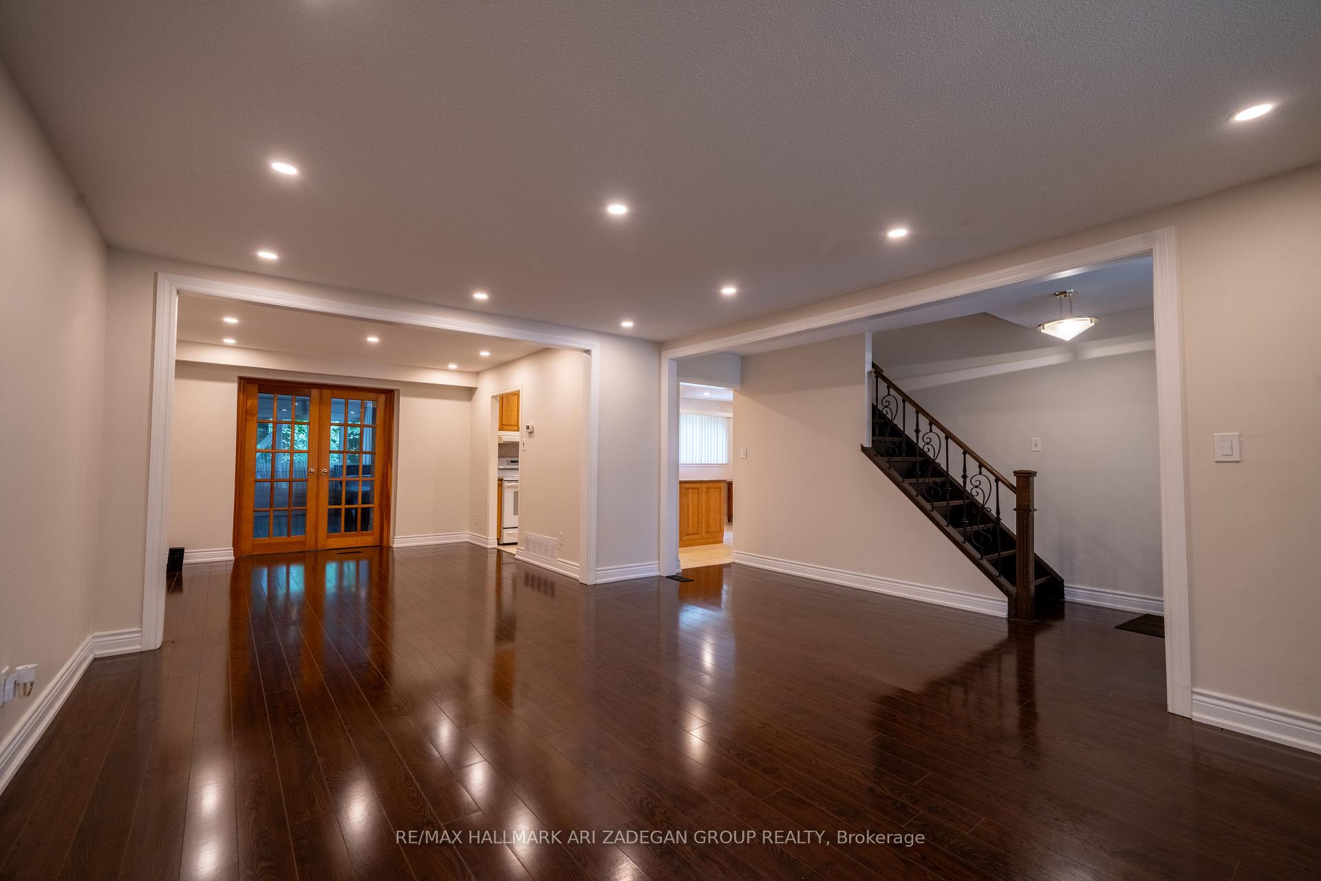 Photo 4 of 22 Silver Aspen Drive, Markham, Thornhill — HOMEH