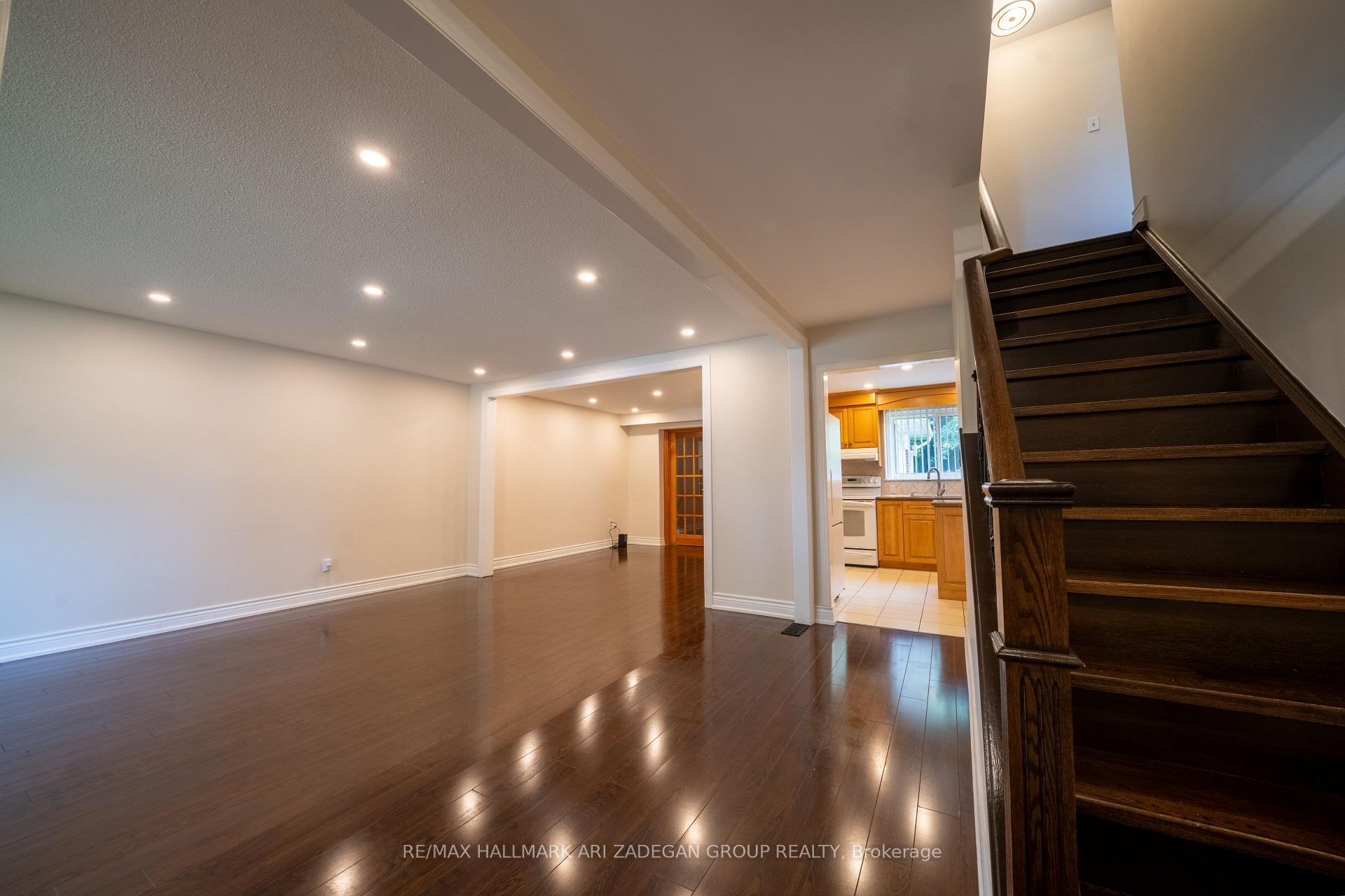 Photo 5 of 22 Silver Aspen Drive, Markham, Thornhill — HOMEH