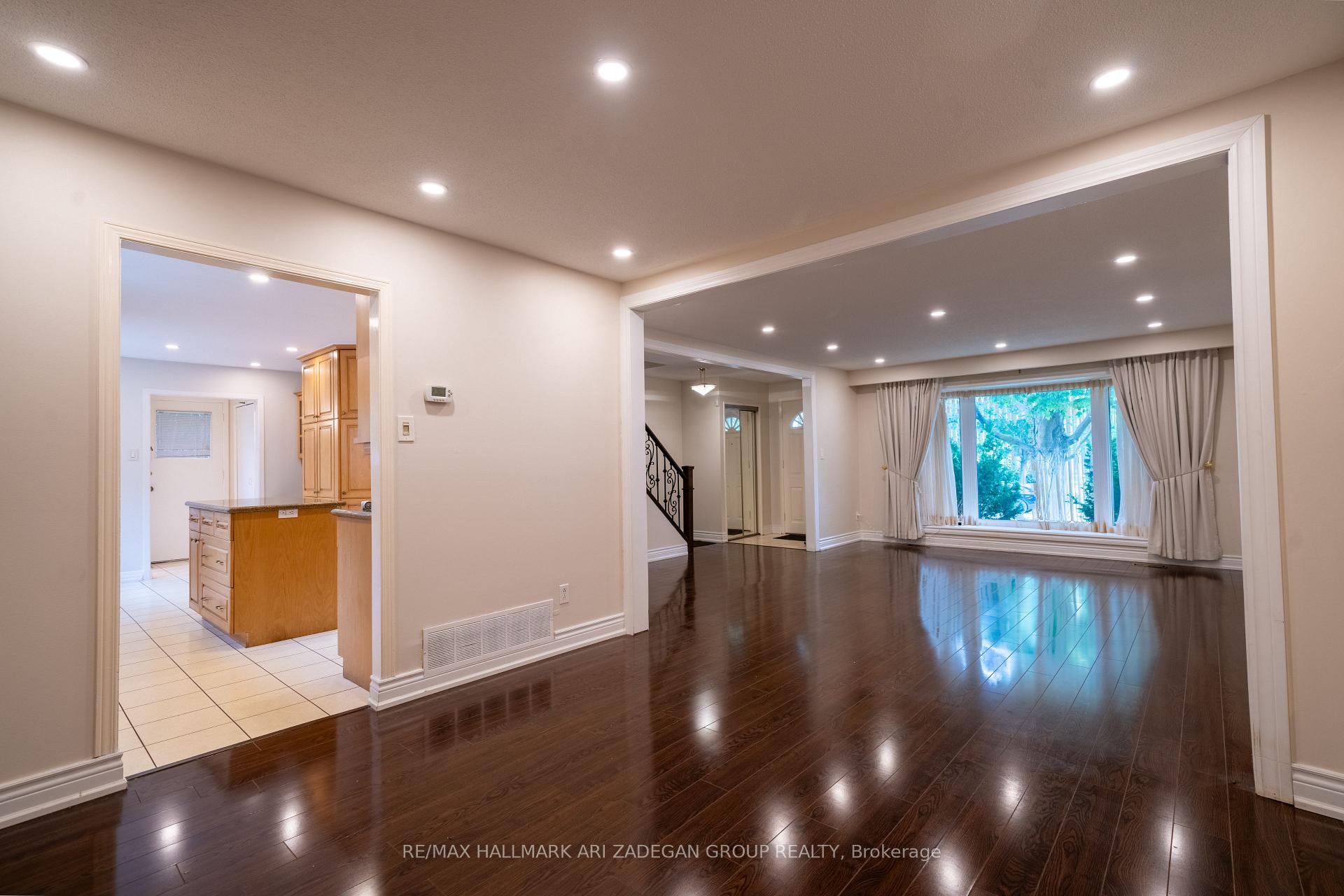 Photo 6 of 22 Silver Aspen Drive, Markham, Thornhill — HOMEH