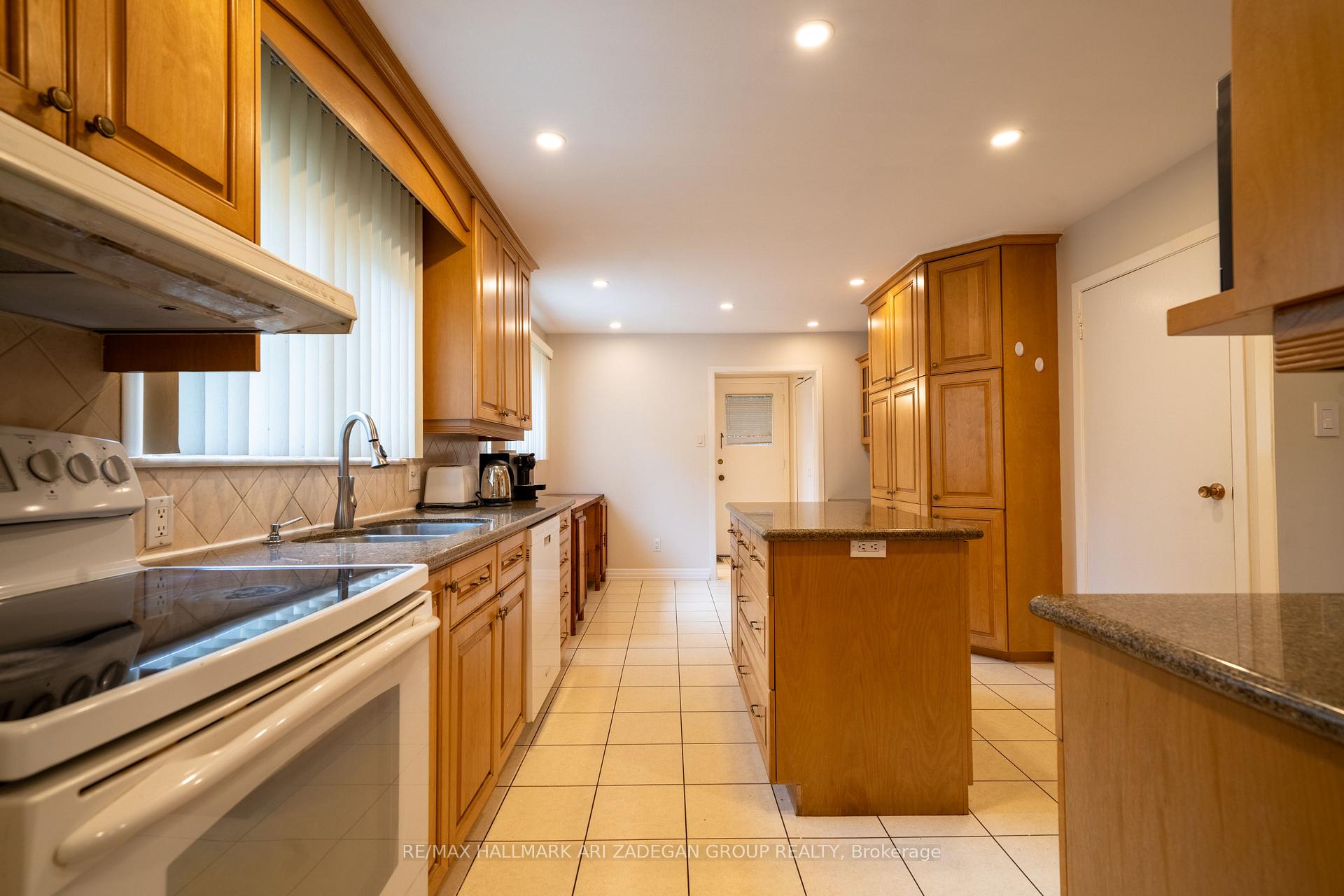 Photo 7 of 22 Silver Aspen Drive, Markham, Thornhill — HOMEH