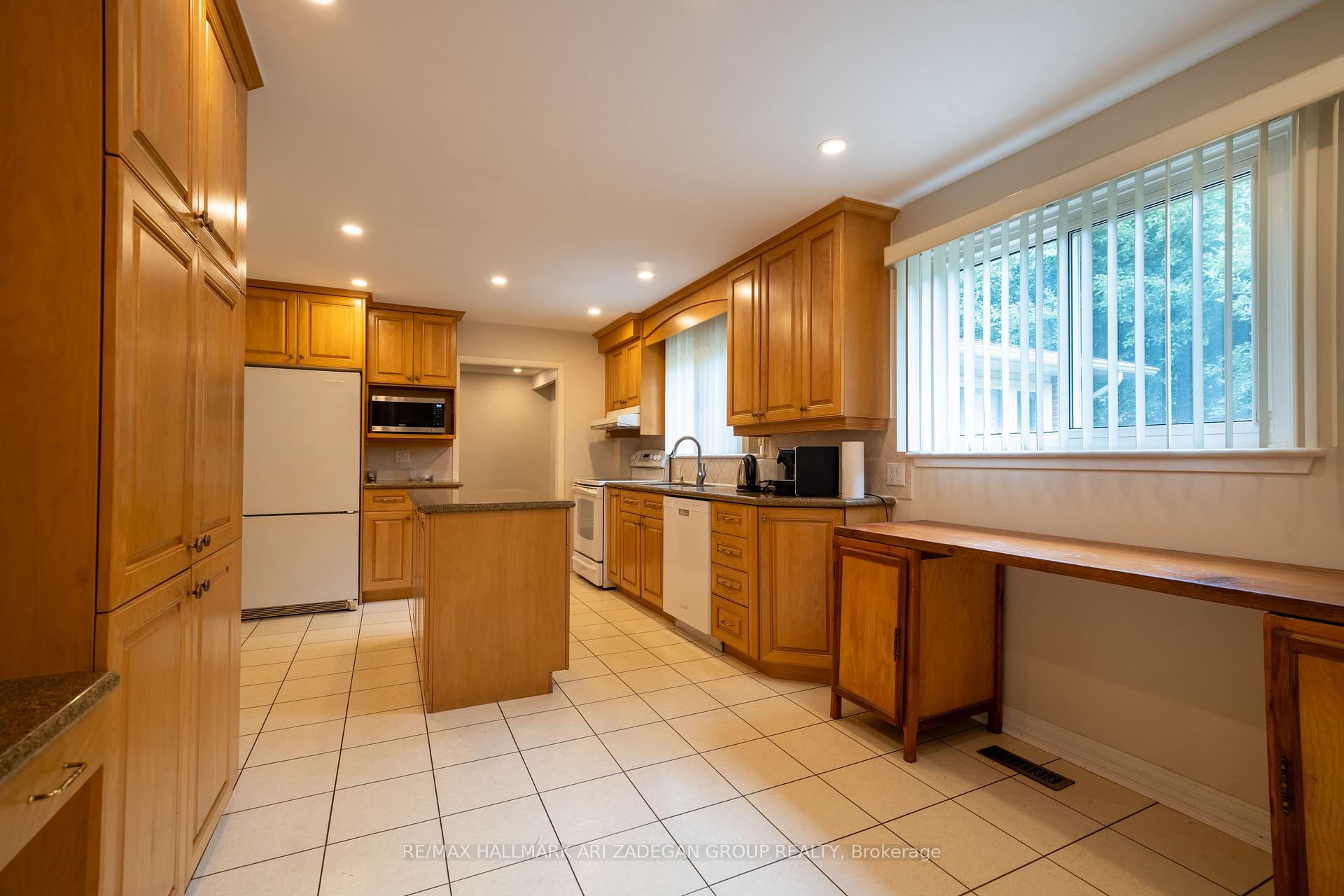 Photo 8 of 22 Silver Aspen Drive, Markham, Thornhill — HOMEH