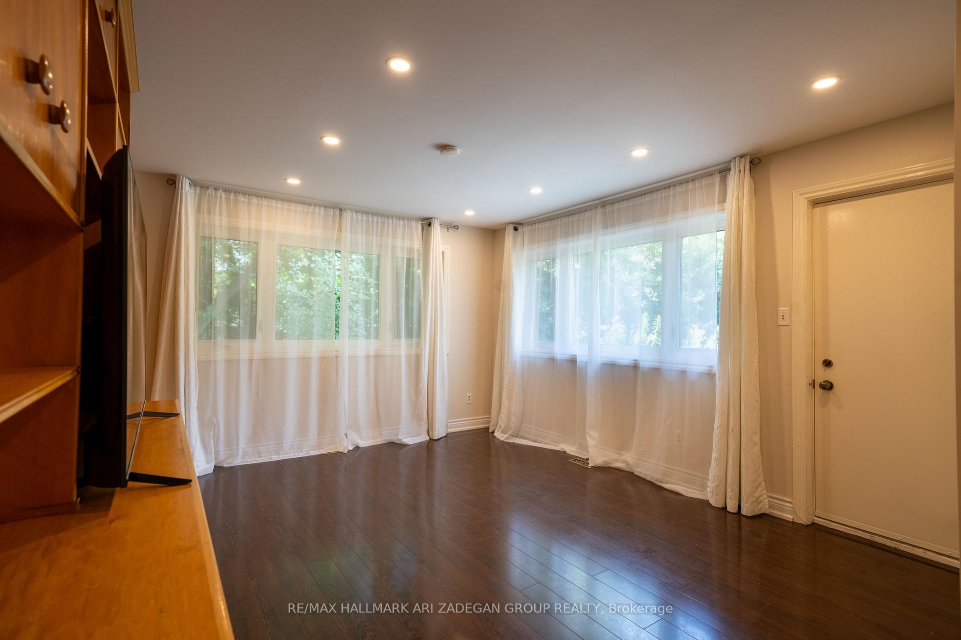 Photo 11 of 22 Silver Aspen Drive, Markham, Thornhill — HOMEH