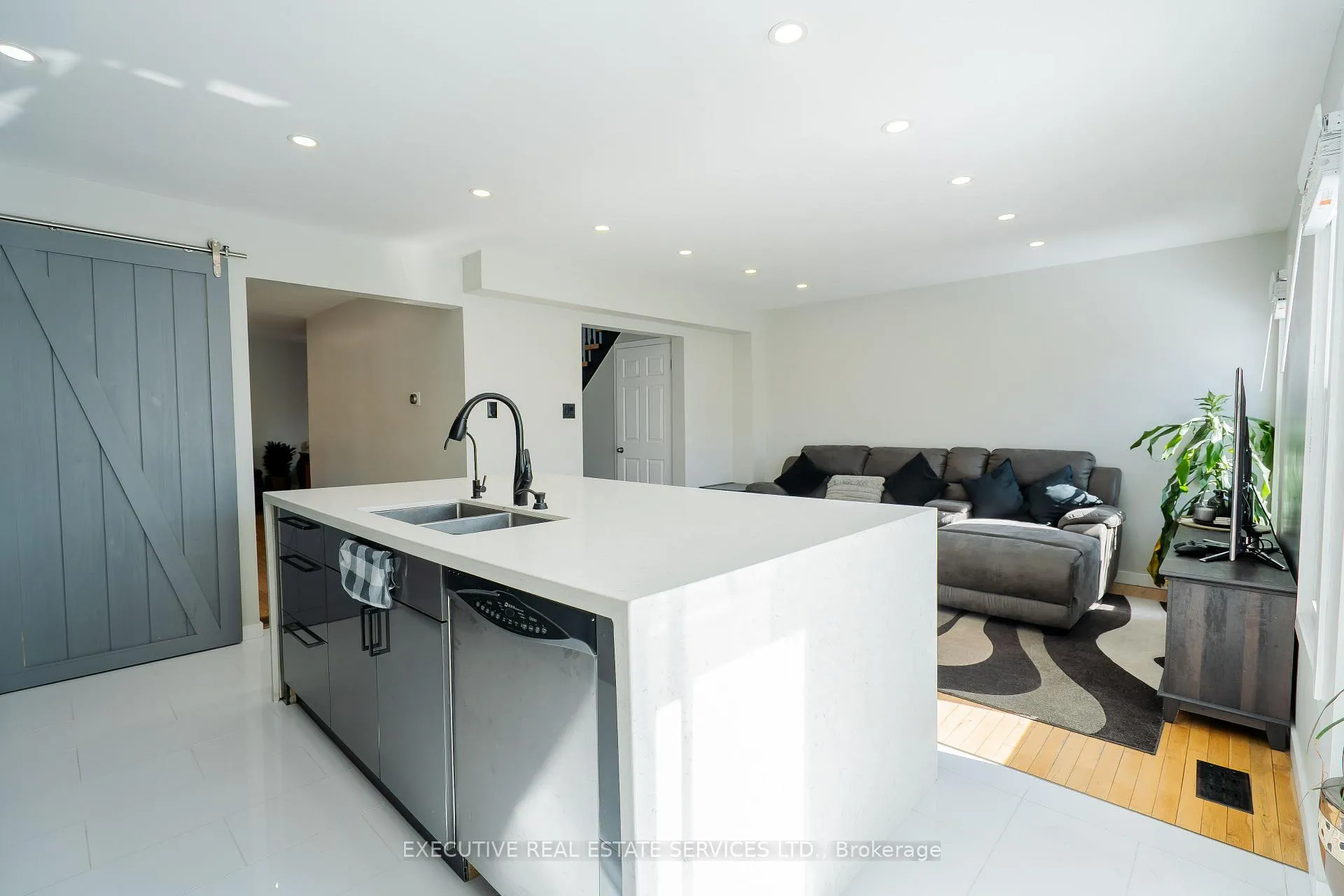 Photo 8 of 26 Stalbridge Avenue, Brampton, Fletcher's Creek South — HOMEH