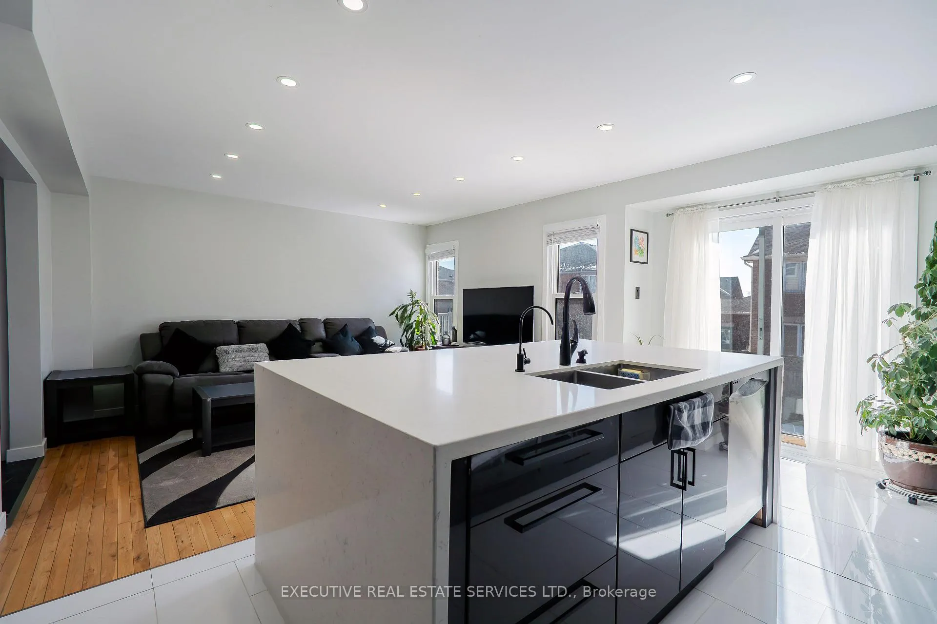 Photo 10 of 26 Stalbridge Avenue, Brampton, Fletcher's Creek South — HOMEH