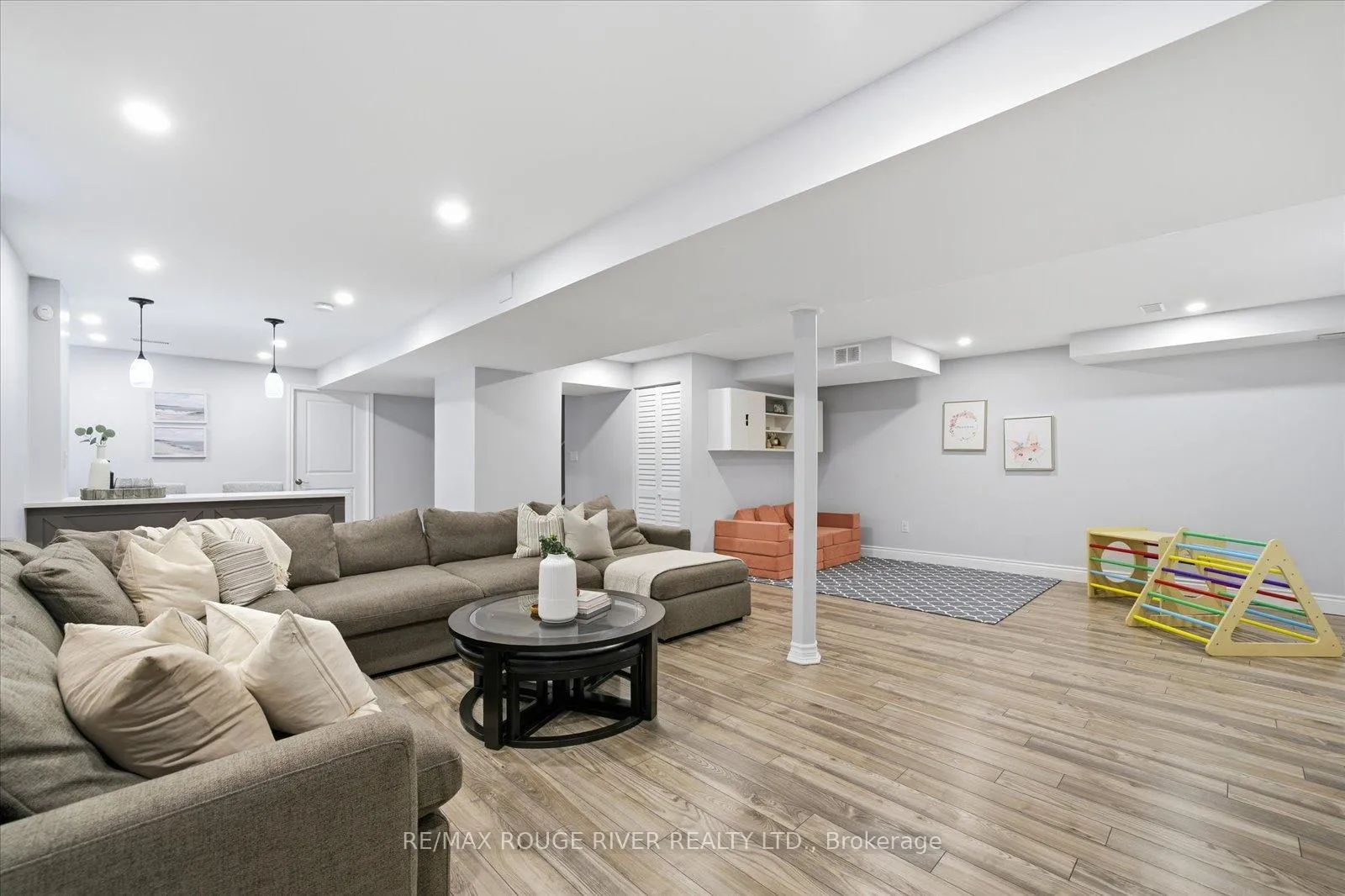 Photo 39 of 1954 Riverton Street, Oshawa, Taunton — HOMEH