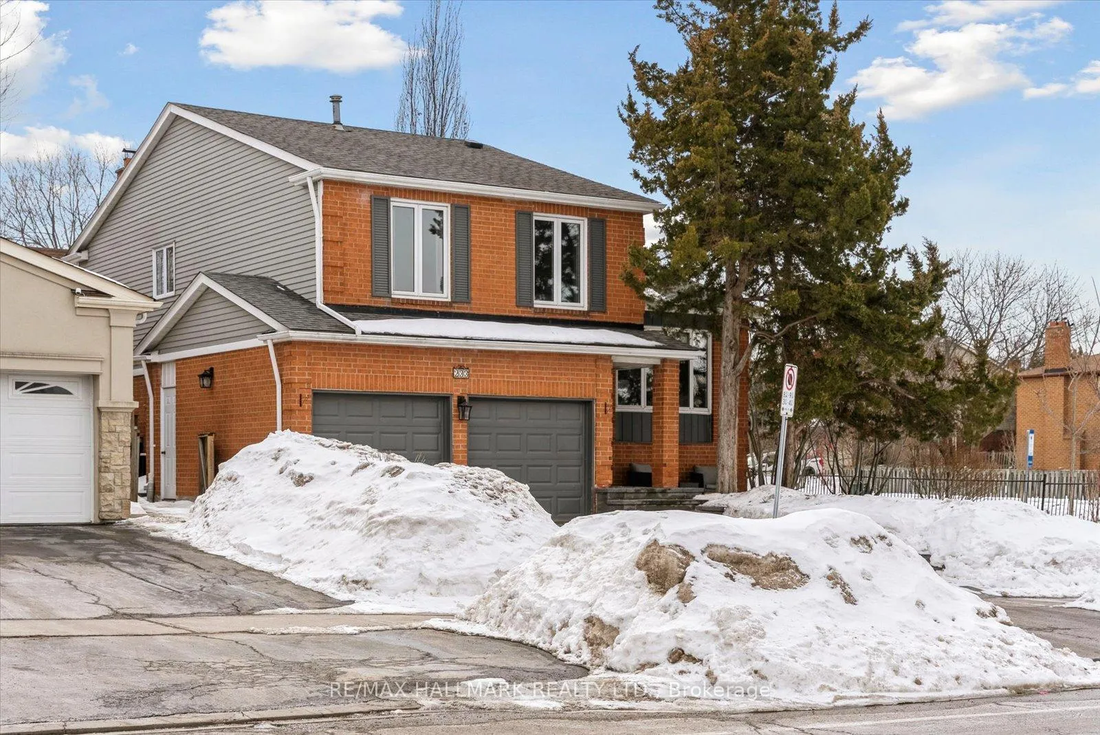 Photo 2 of 233 Fincham Avenue, Markham, Markham Village — HOMEH