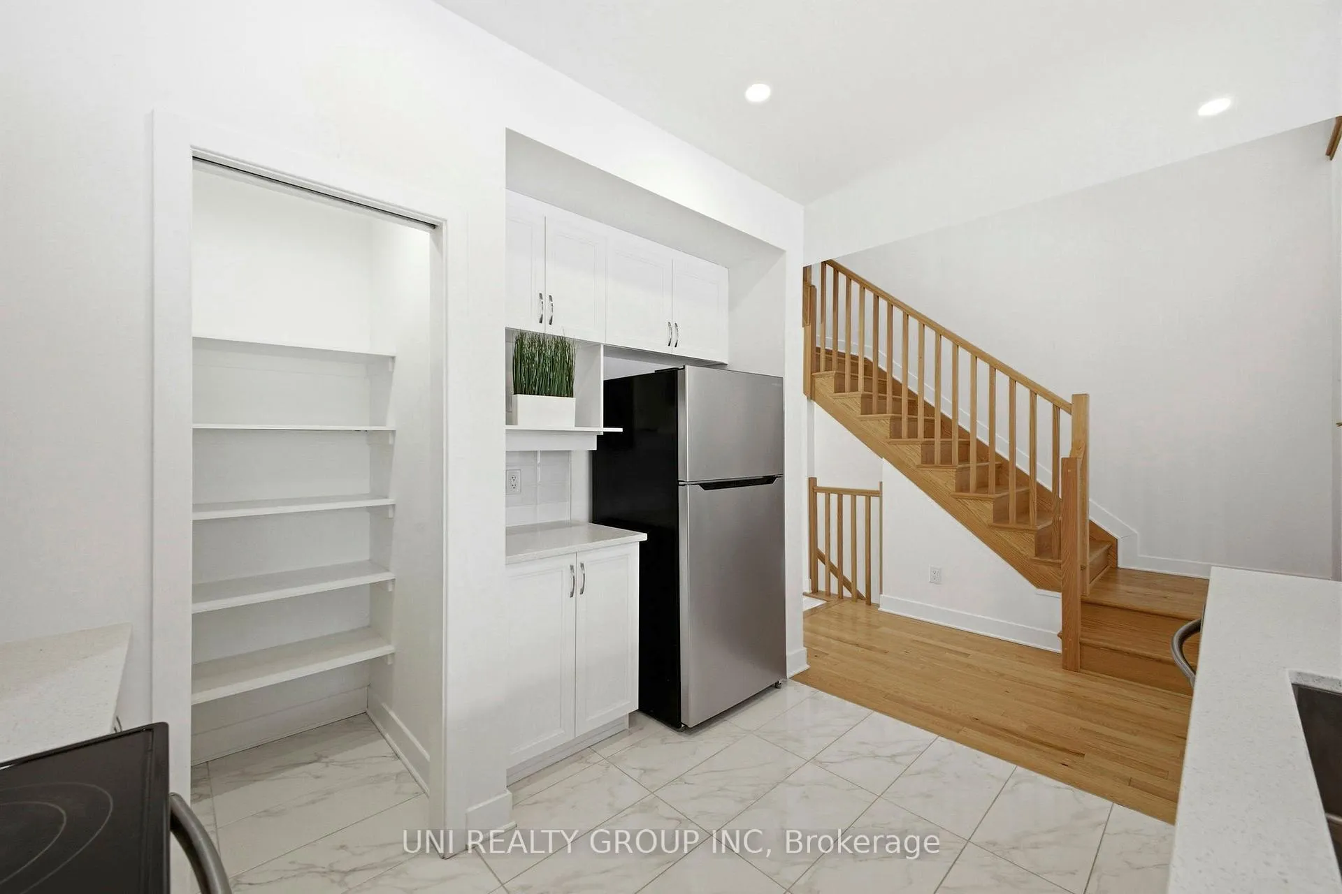 Photo 10 of 828 Chipping Circle, Ottawa, Riverside South/Gloucester Glen — HOMEH