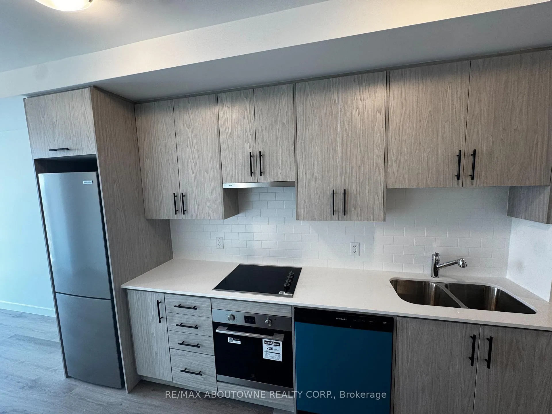 Photo 3 of Unit 1101, 461 Green Road, Hamilton, Lakeshore — HOMEH