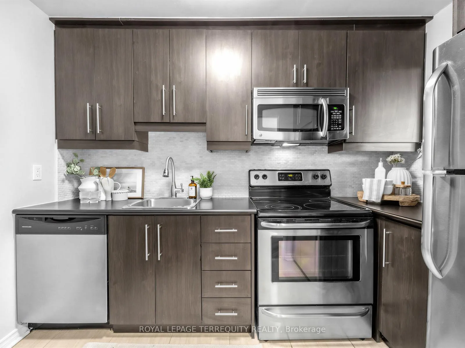 Photo 10 of Unit 1202, 2 Westney Road N, Ajax, Central West — HOMEH
