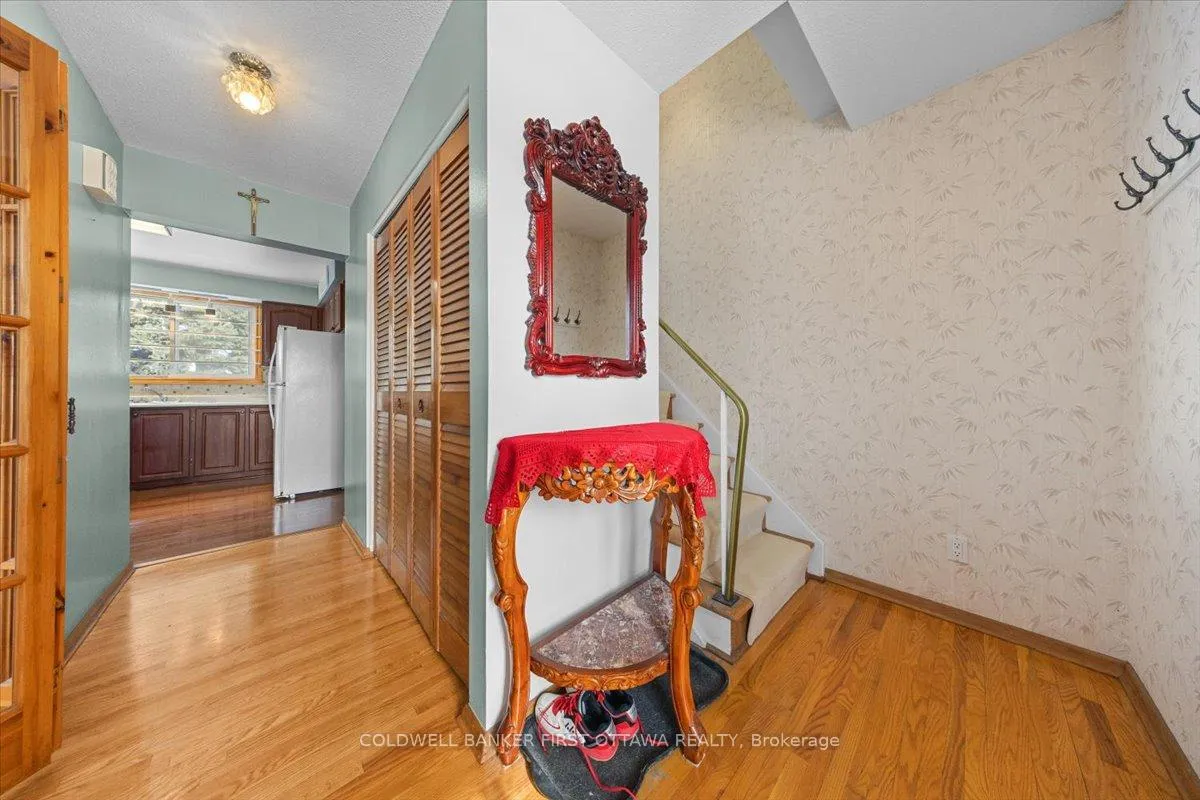 Photo 2 of 34 Hadley Circle, Ottawa, Bells Corners — HOMEH