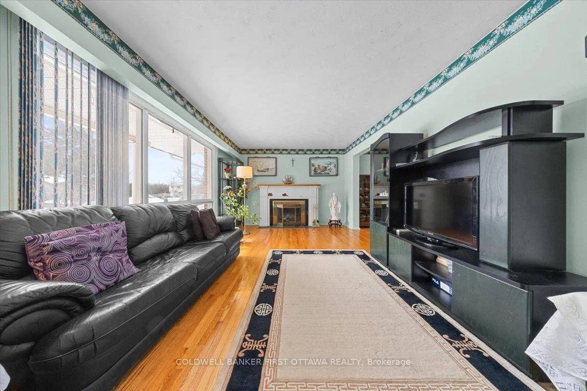 Photo 3 of 34 Hadley Circle, Ottawa, Bells Corners — HOMEH