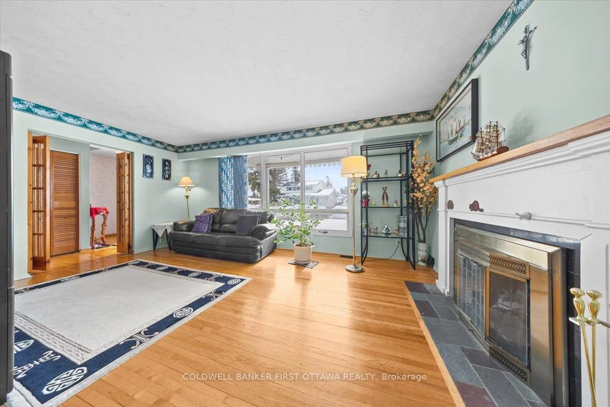 Photo 4 of 34 Hadley Circle, Ottawa, Bells Corners — HOMEH