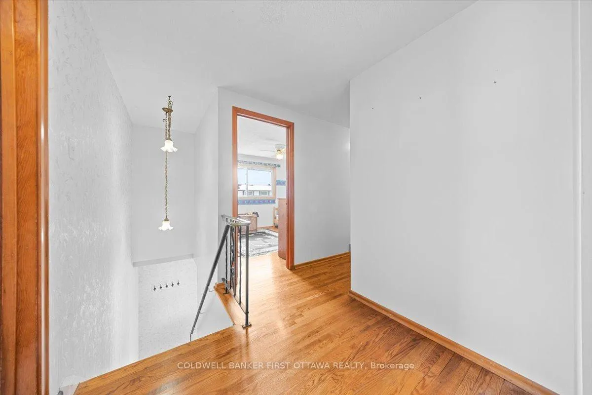 Photo 12 of 34 Hadley Circle, Ottawa, Bells Corners — HOMEH