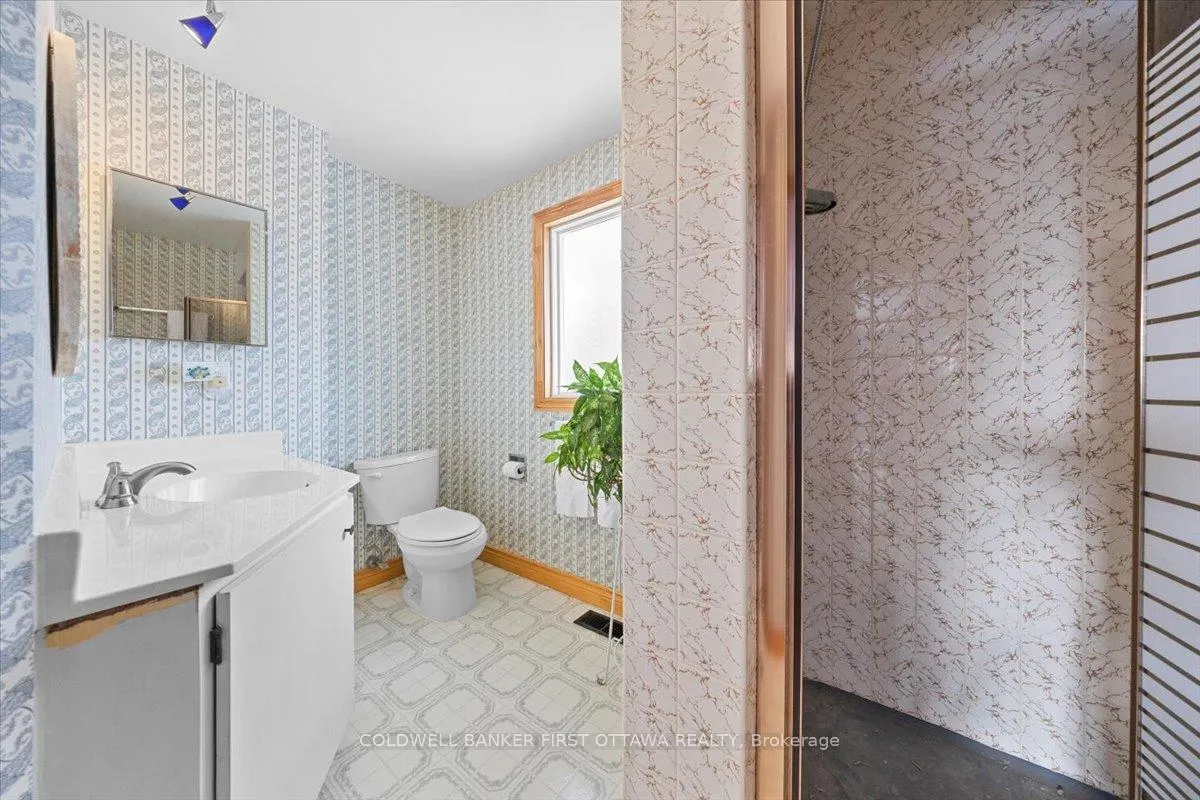 Photo 15 of 34 Hadley Circle, Ottawa, Bells Corners — HOMEH