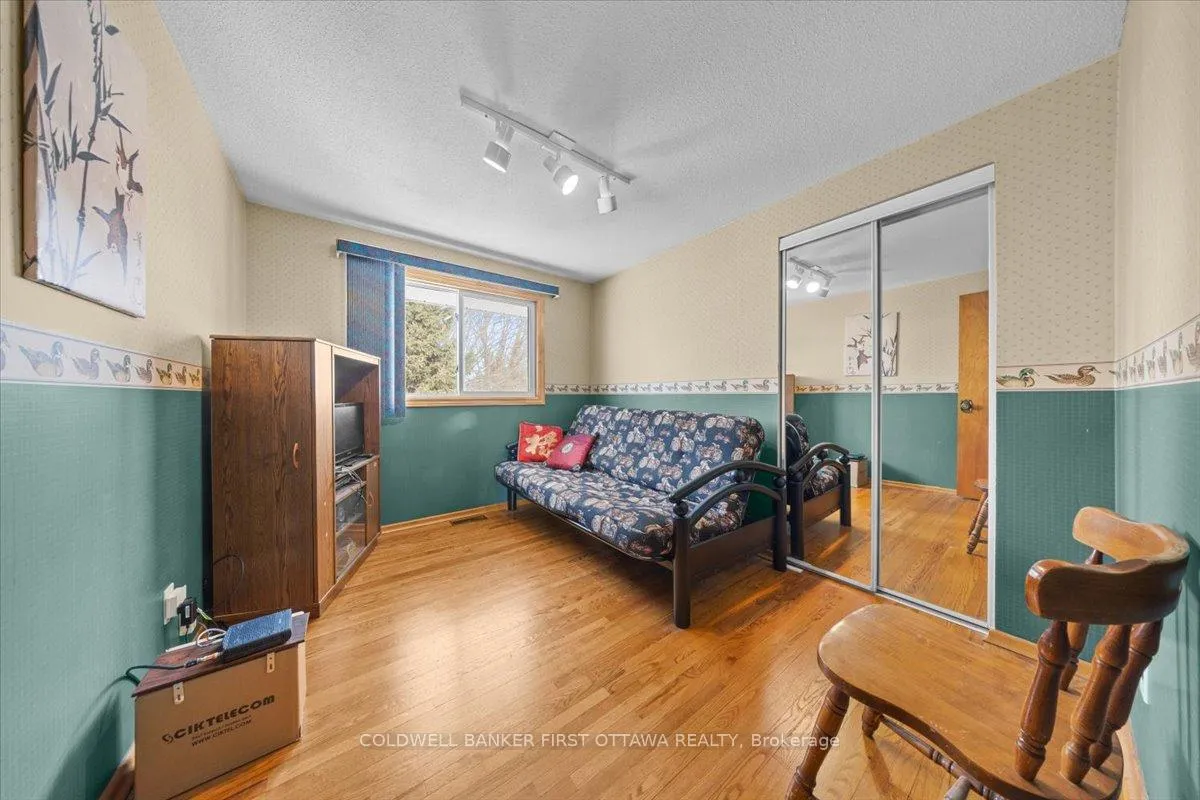 Photo 19 of 34 Hadley Circle, Ottawa, Bells Corners — HOMEH