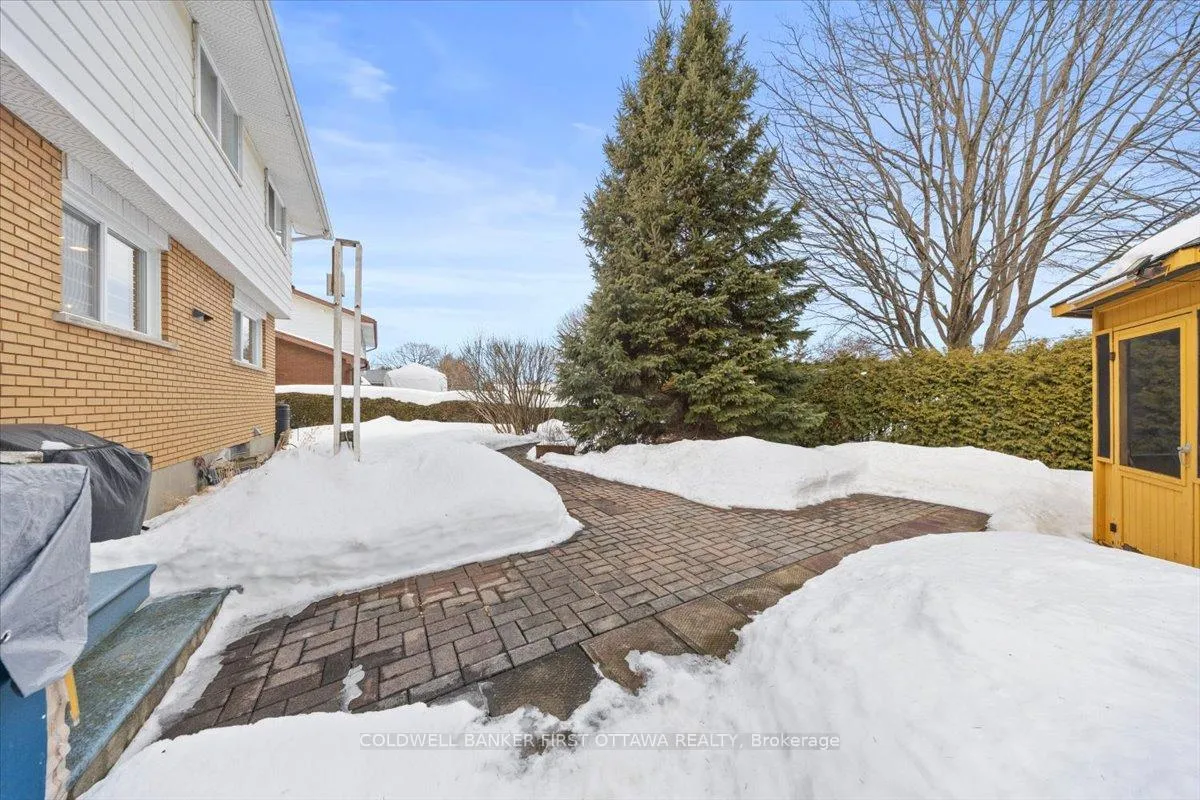 Photo 25 of 34 Hadley Circle, Ottawa, Bells Corners — HOMEH