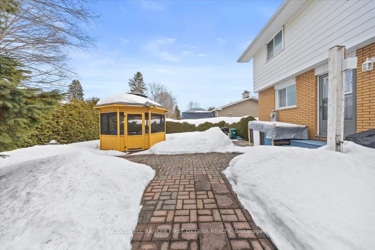 Photo 26 of 34 Hadley Circle, Ottawa, Bells Corners — HOMEH