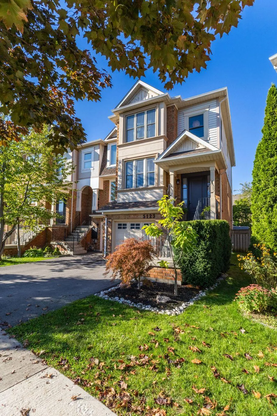 Photo 3 of 5123 Dryden Avenue, Burlington, Orchard — HOMEH