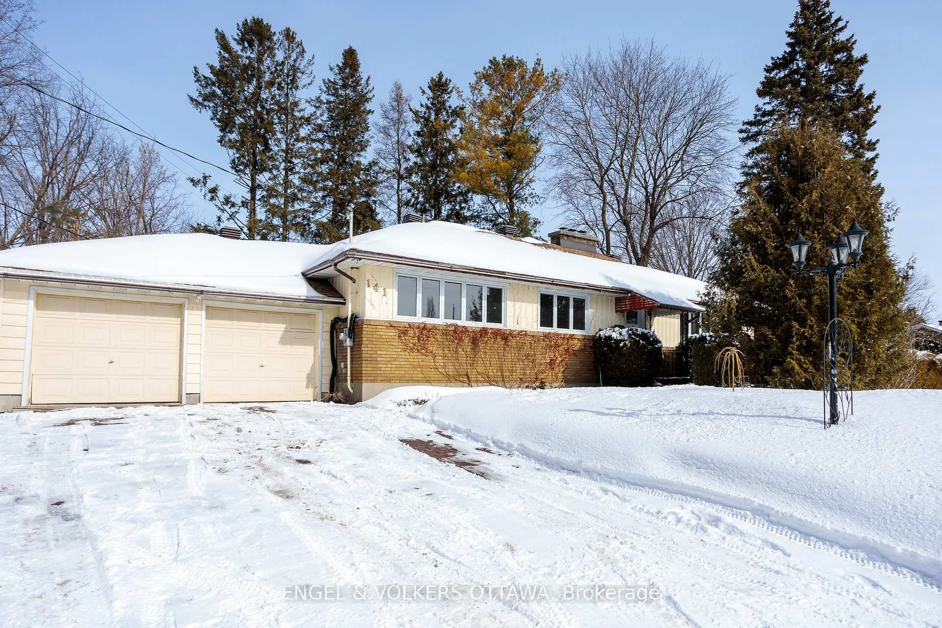 Photo 4 of 141 Rodney Crescent, Ottawa, Faircrest Heights — HOMEH