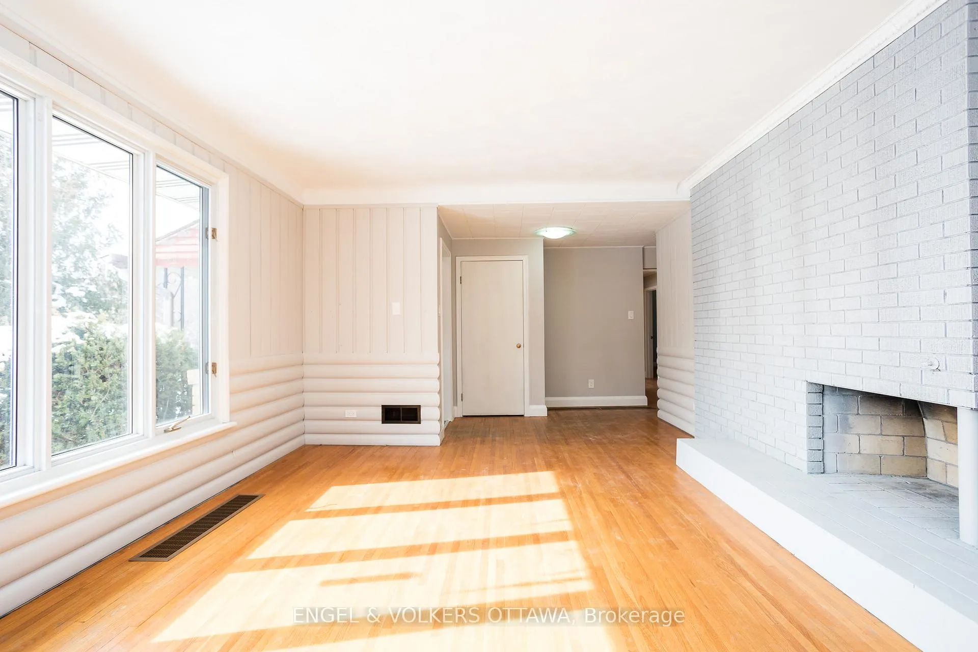 Photo 8 of 141 Rodney Crescent, Ottawa, Faircrest Heights — HOMEH