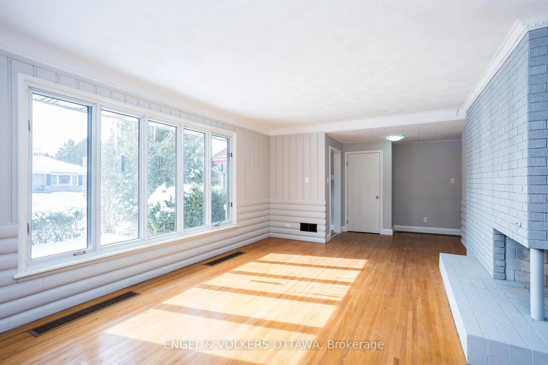 Photo 10 of 141 Rodney Crescent, Ottawa, Faircrest Heights — HOMEH