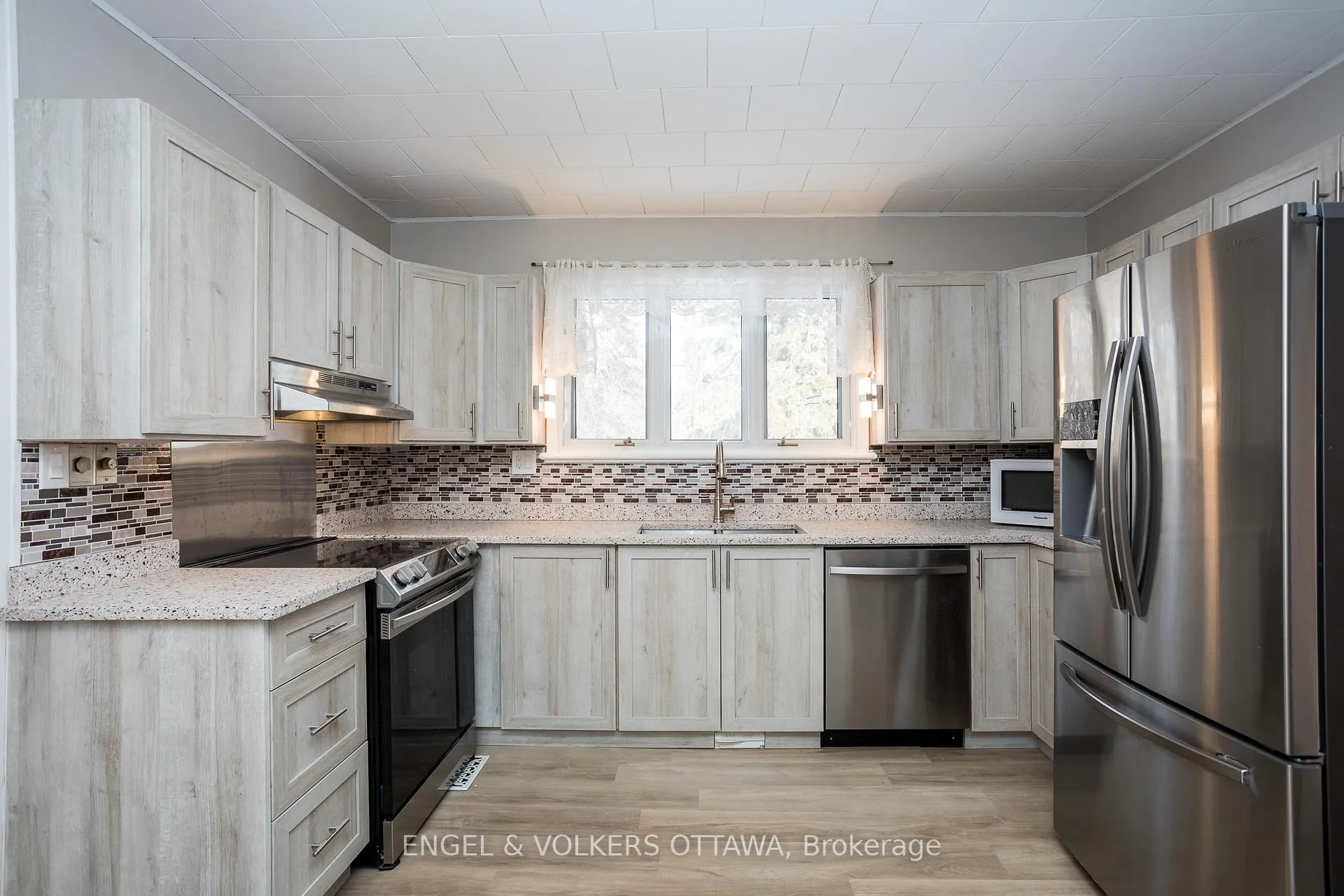 Photo 21 of 141 Rodney Crescent, Ottawa, Faircrest Heights — HOMEH