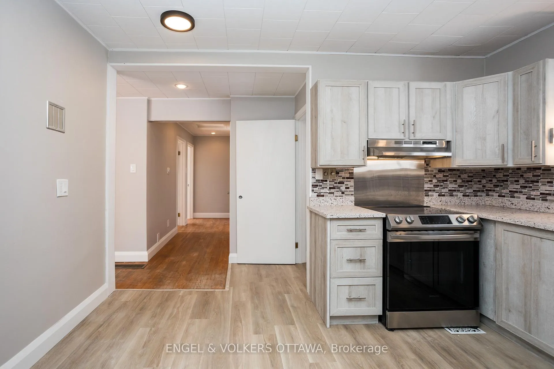 Photo 23 of 141 Rodney Crescent, Ottawa, Faircrest Heights — HOMEH