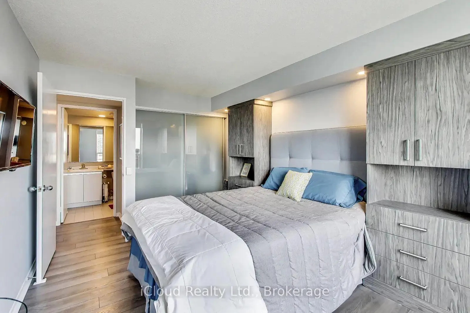 Photo 9 of Unit 912, 21 Overlea Boulevard, Toronto, Thorncliffe Park — HOMEH