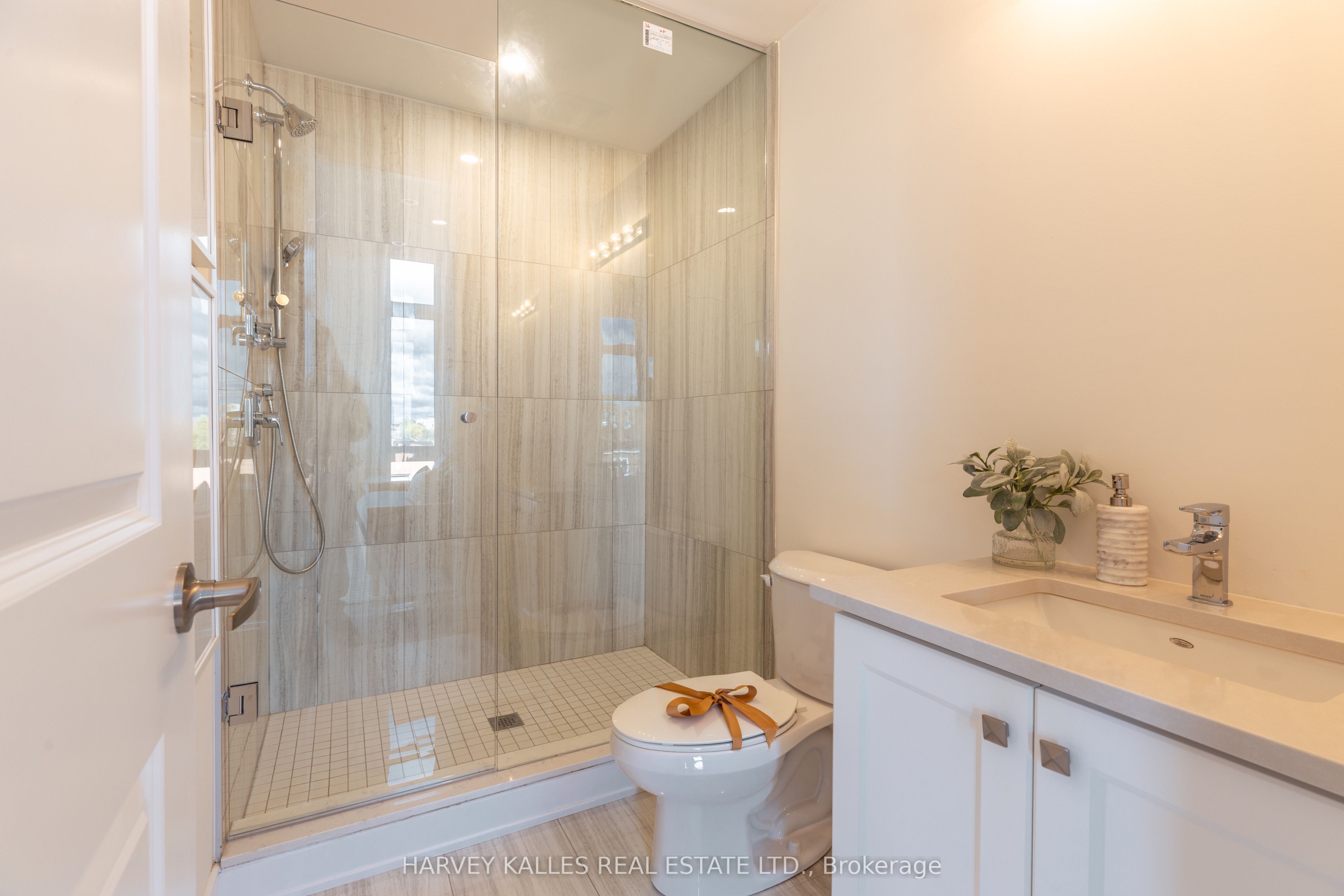 Photo 14 of 17 Innes Avenue, Toronto, Corso Italia-Davenport — HOMEH
