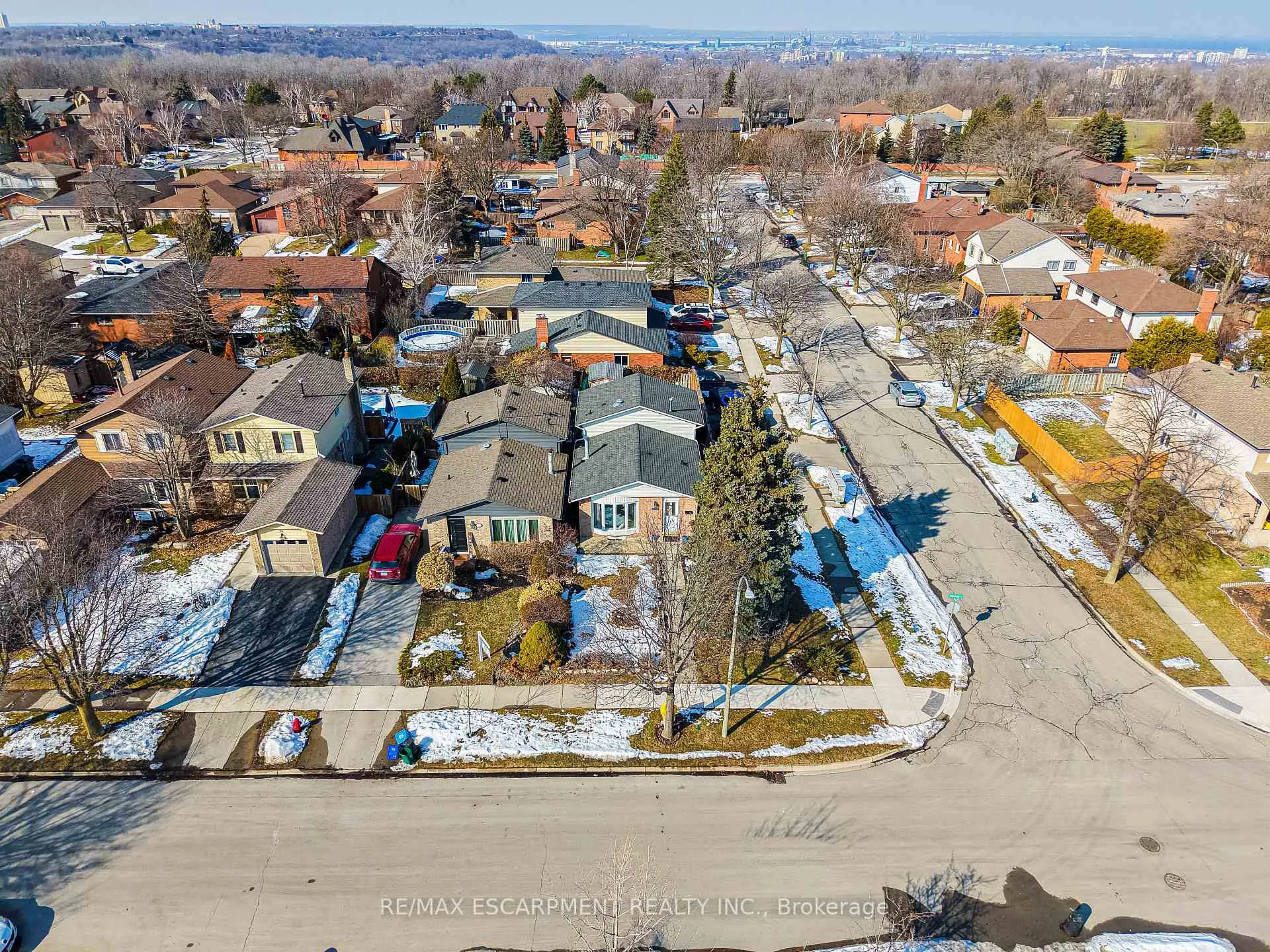 Photo 2 of 70 Athenia Drive, Hamilton, Stoney Creek Mountain — HOMEH