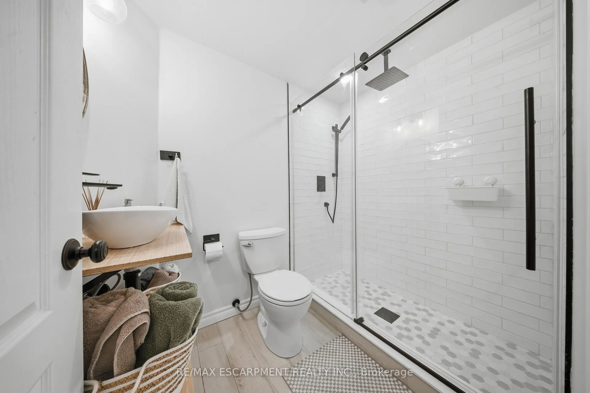 Photo 26 of 70 Athenia Drive, Hamilton, Stoney Creek Mountain — HOMEH