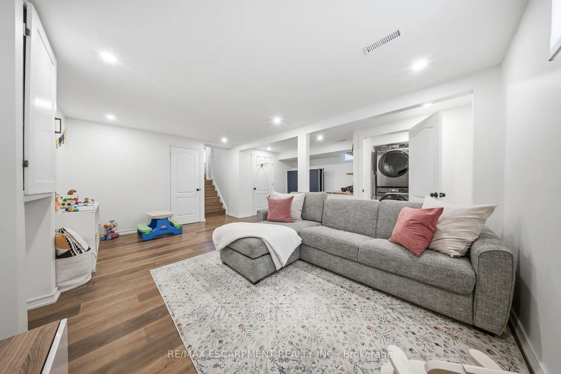 Photo 29 of 70 Athenia Drive, Hamilton, Stoney Creek Mountain — HOMEH