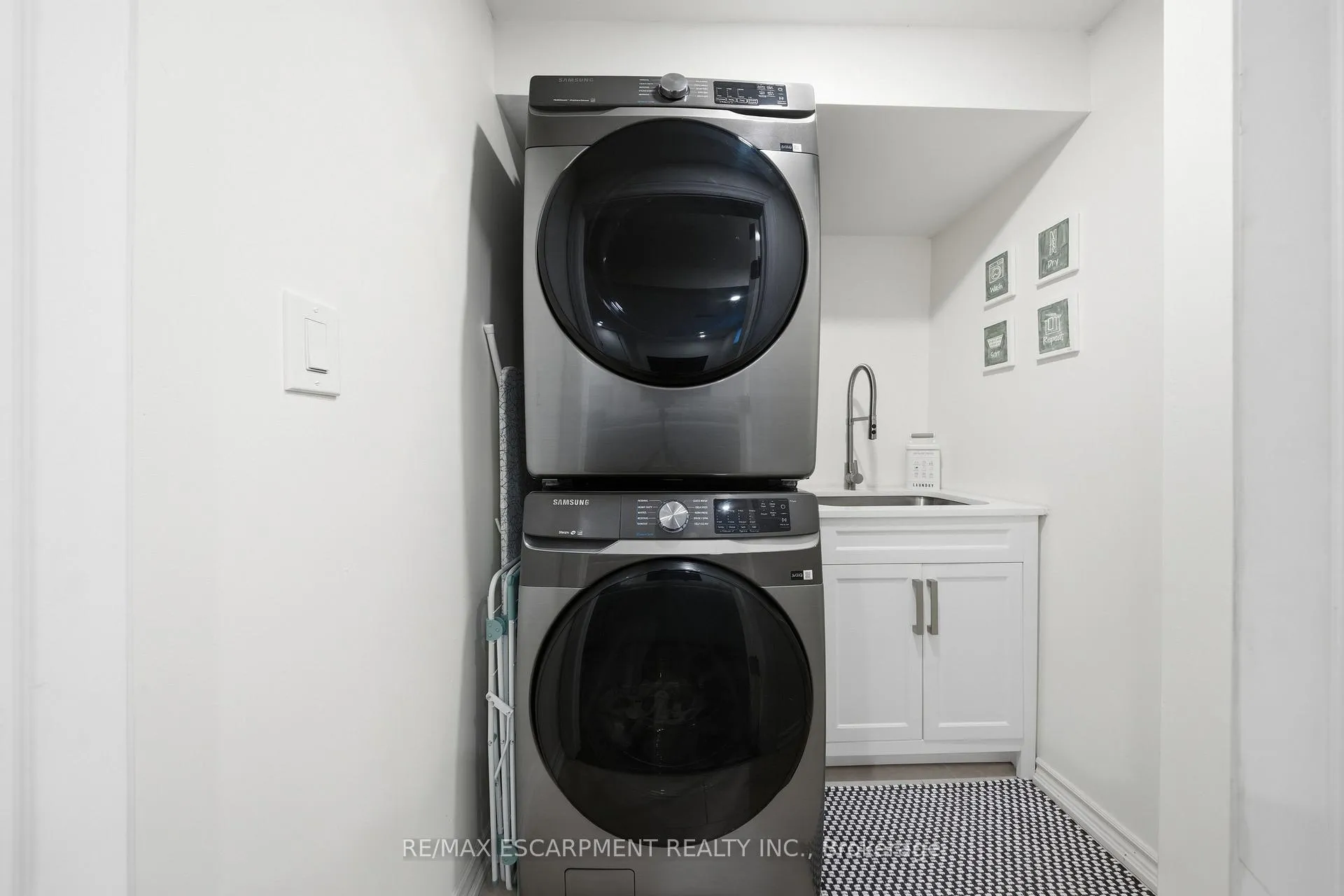 Photo 34 of 70 Athenia Drive, Hamilton, Stoney Creek Mountain — HOMEH
