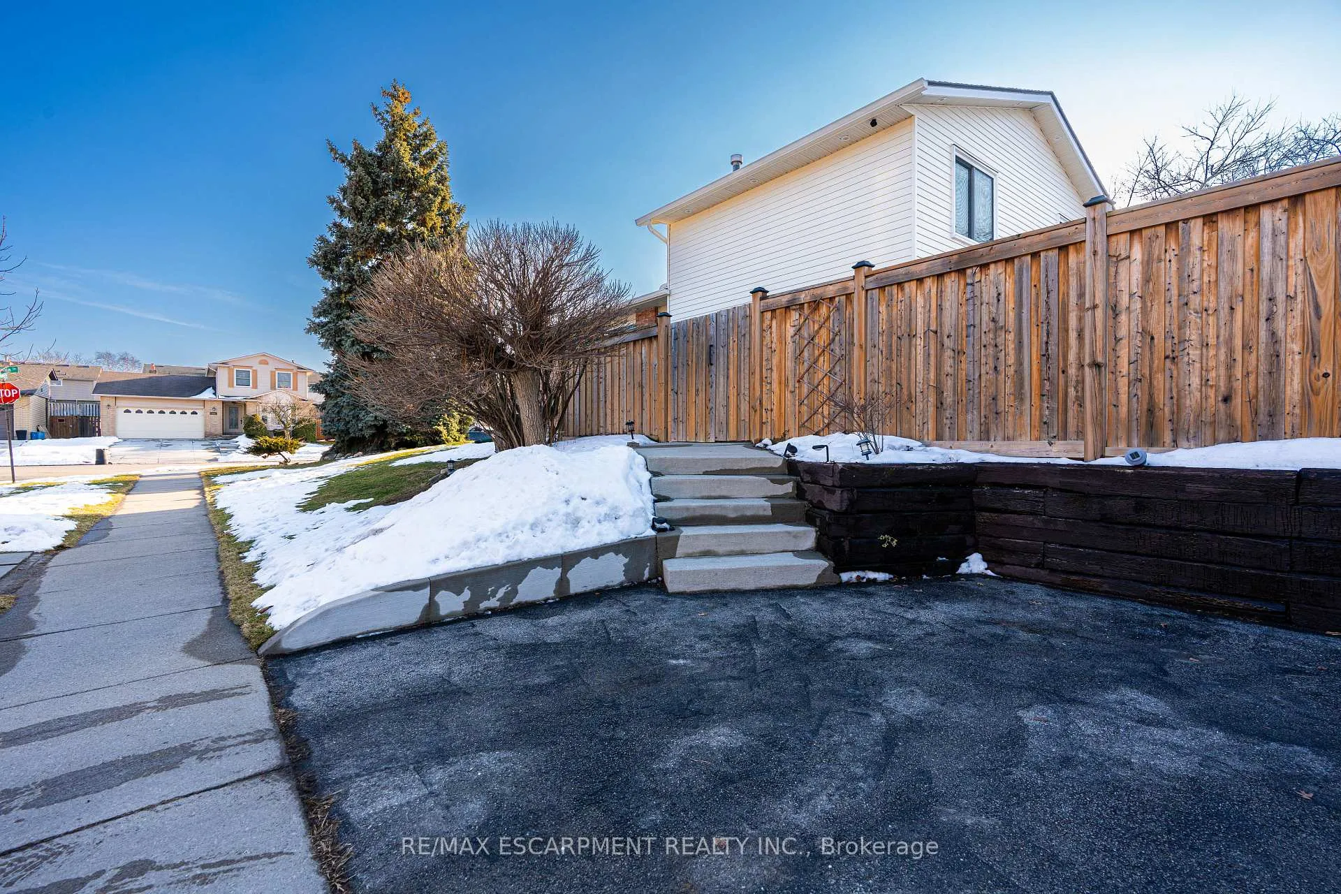 Photo 42 of 70 Athenia Drive, Hamilton, Stoney Creek Mountain — HOMEH