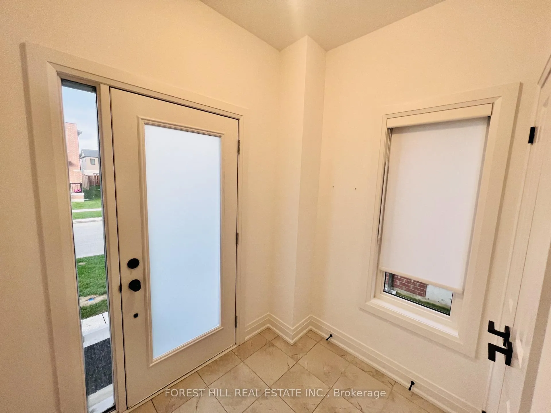 Photo 4 of 149 Gateland Drive, Barrie, Painswick South — HOMEH