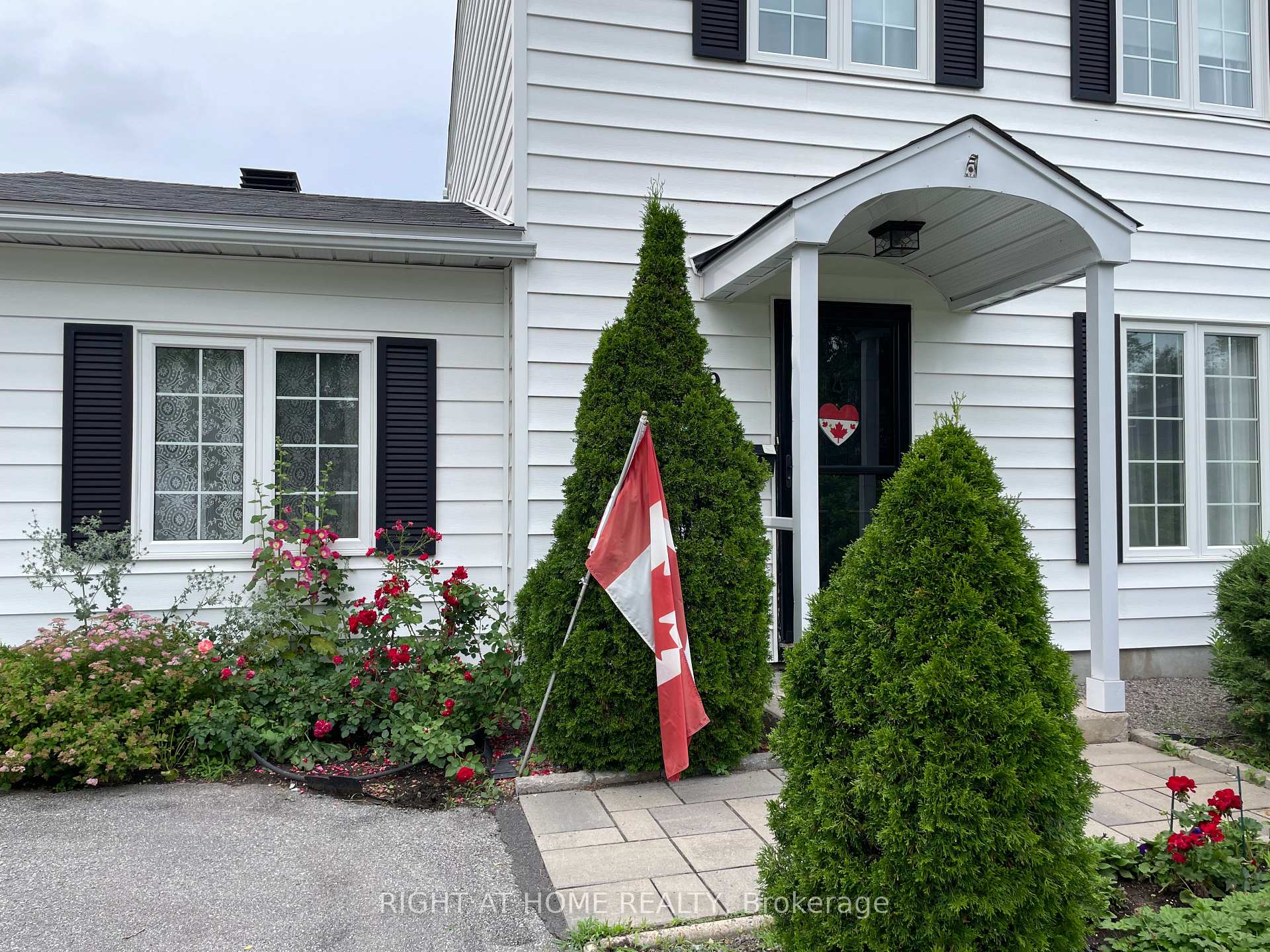 Photo 5 of 1339 Holmes Crescent, Ottawa, South Keys — HOMEH