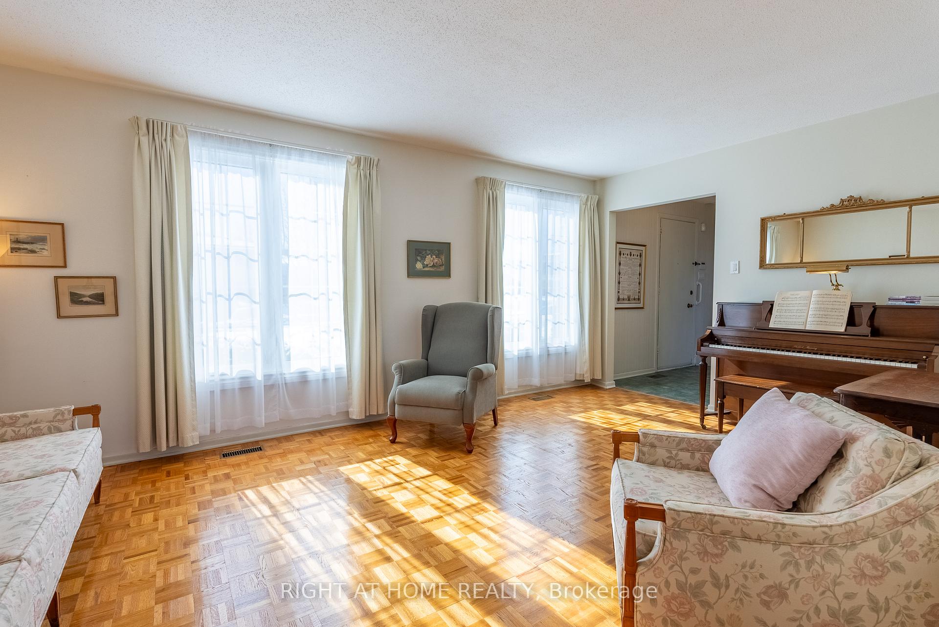 Photo 8 of 1339 Holmes Crescent, Ottawa, South Keys — HOMEH