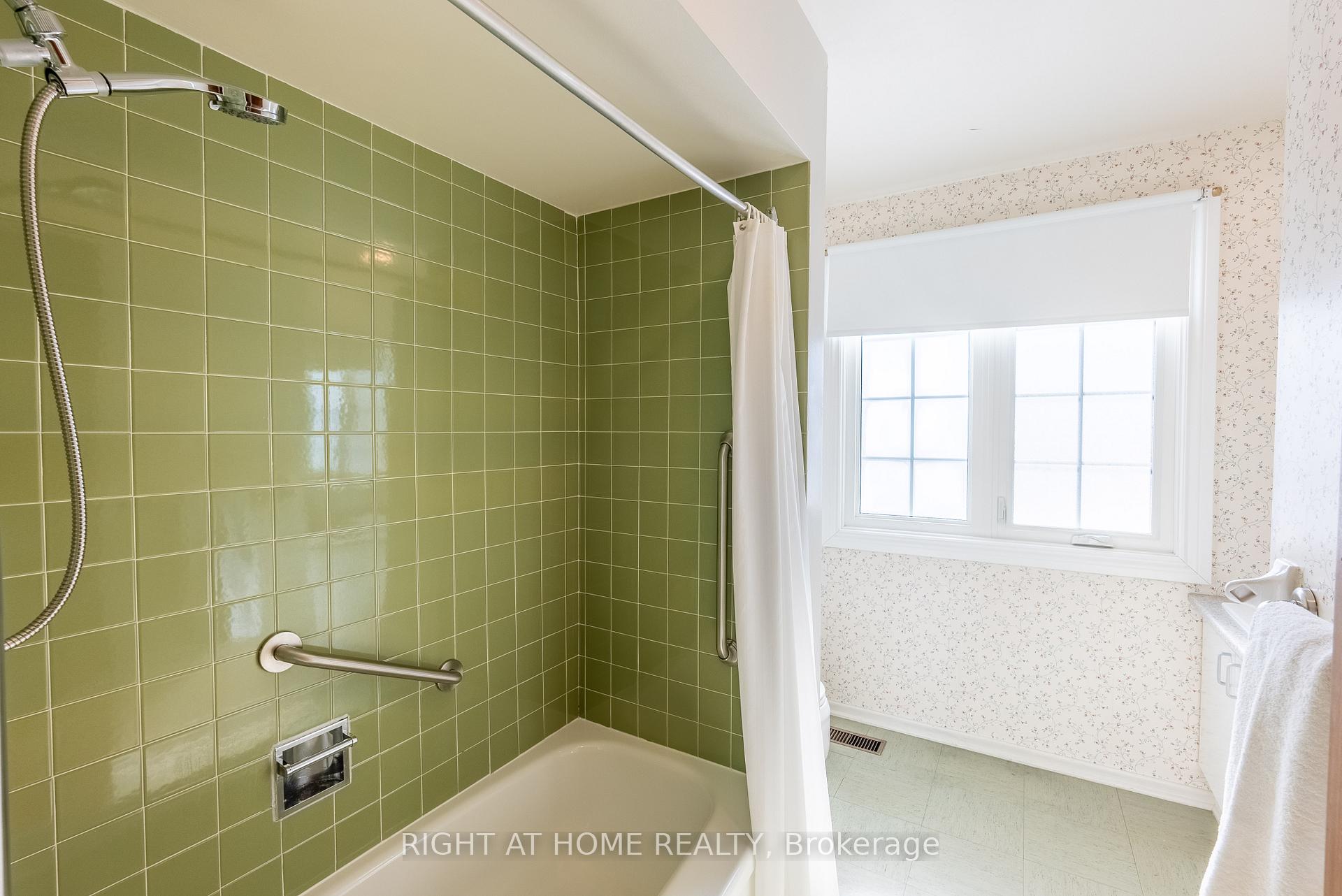 Photo 19 of 1339 Holmes Crescent, Ottawa, South Keys — HOMEH