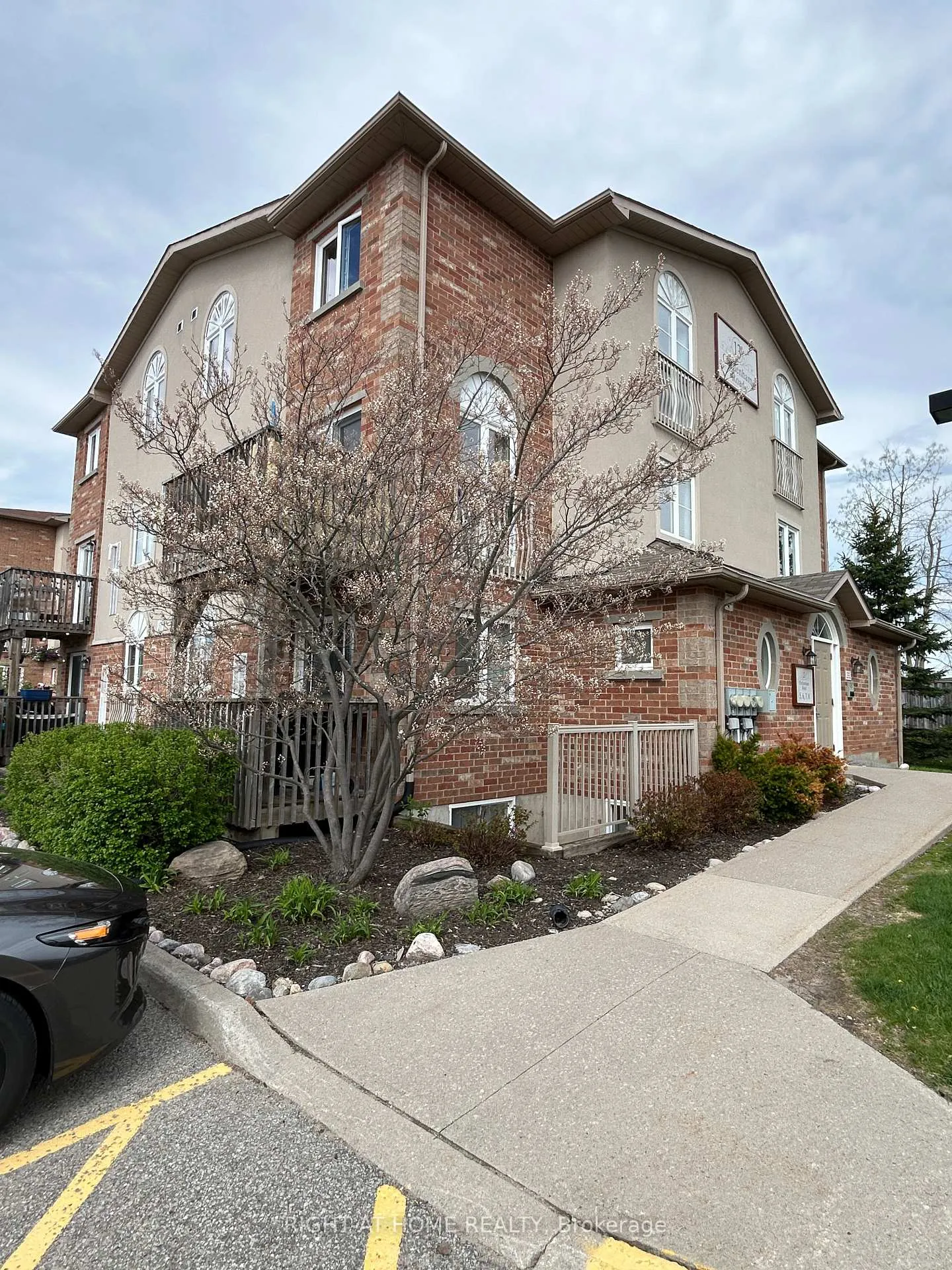 Photo 2 of Unit 5, 13 Cheltenham Road, Barrie, Georgian Drive — HOMEH