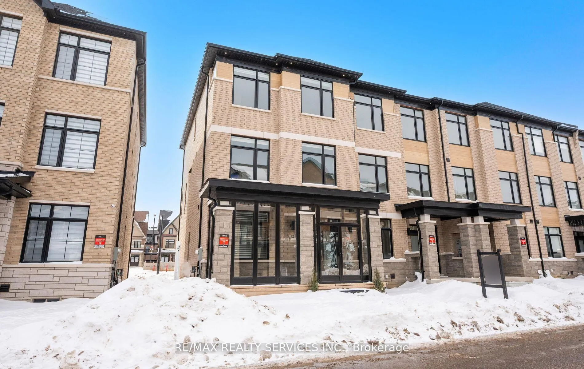 Photo 4 of 32 Bonnington Drive, Brampton, Northwest Brampton — HOMEH