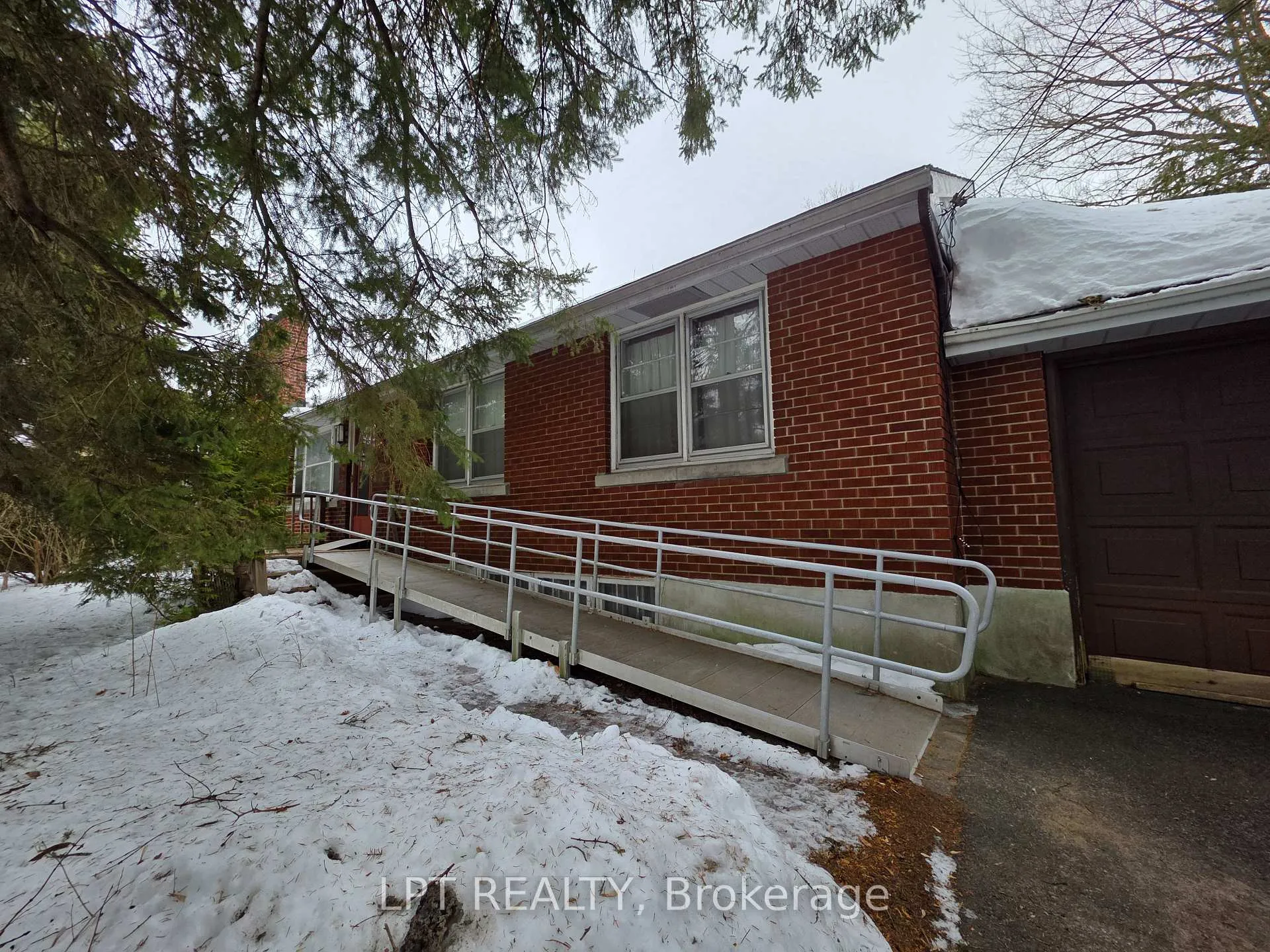 Photo 3 of 2306 Lawn Avenue, Ottawa, Woodroffe — HOMEH