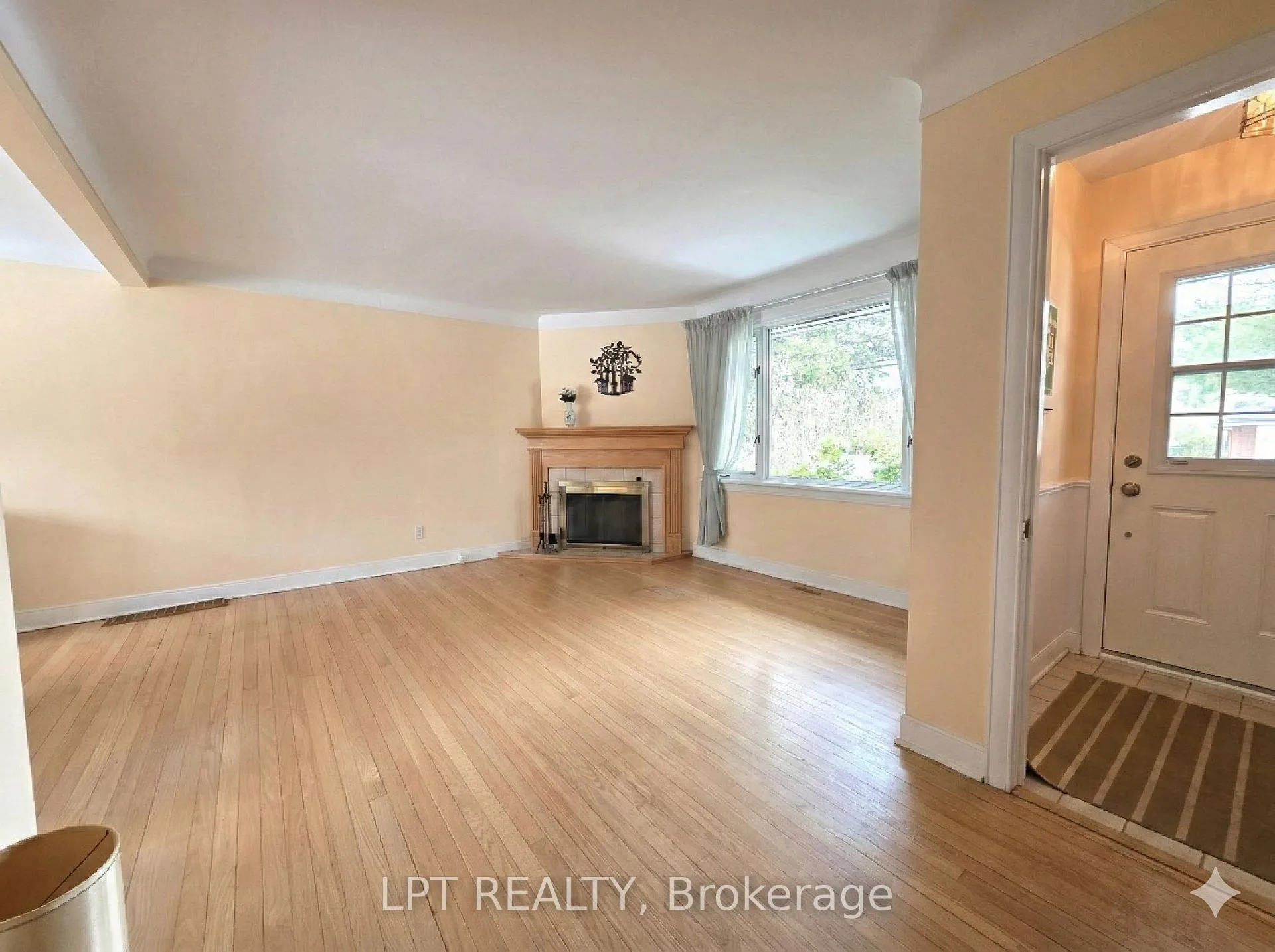 Photo 3 of 2302 Lawn Avenue, Ottawa, Woodroffe — HOMEH