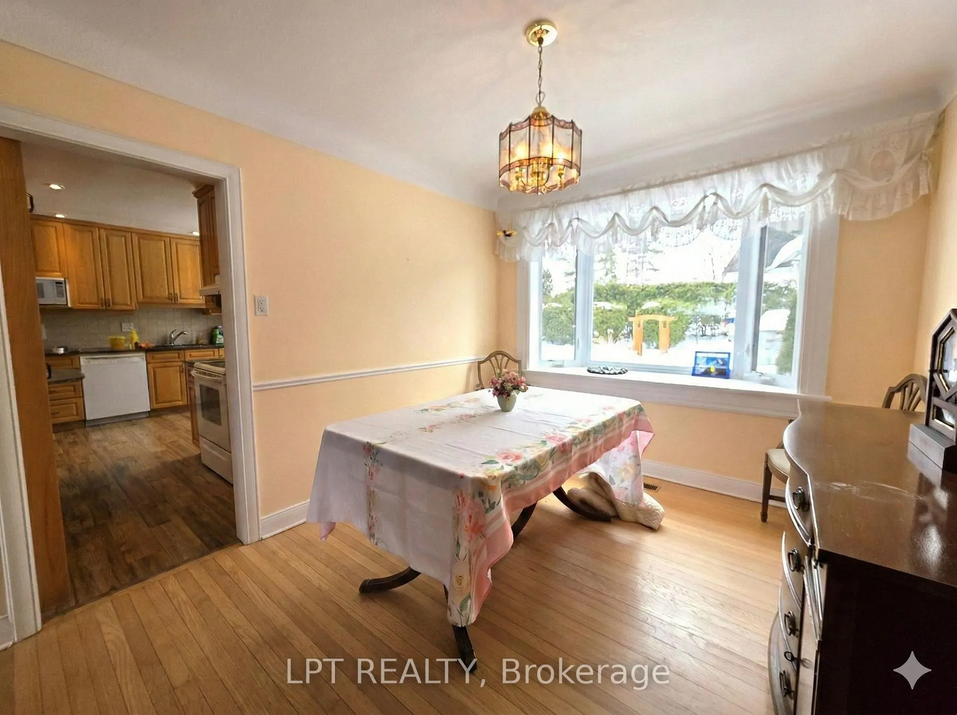Photo 4 of 2302 Lawn Avenue, Ottawa, Woodroffe — HOMEH