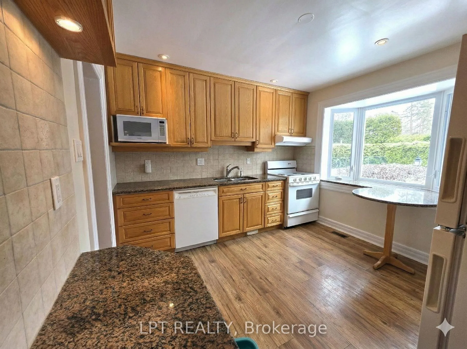 Photo 5 of 2302 Lawn Avenue, Ottawa, Woodroffe — HOMEH