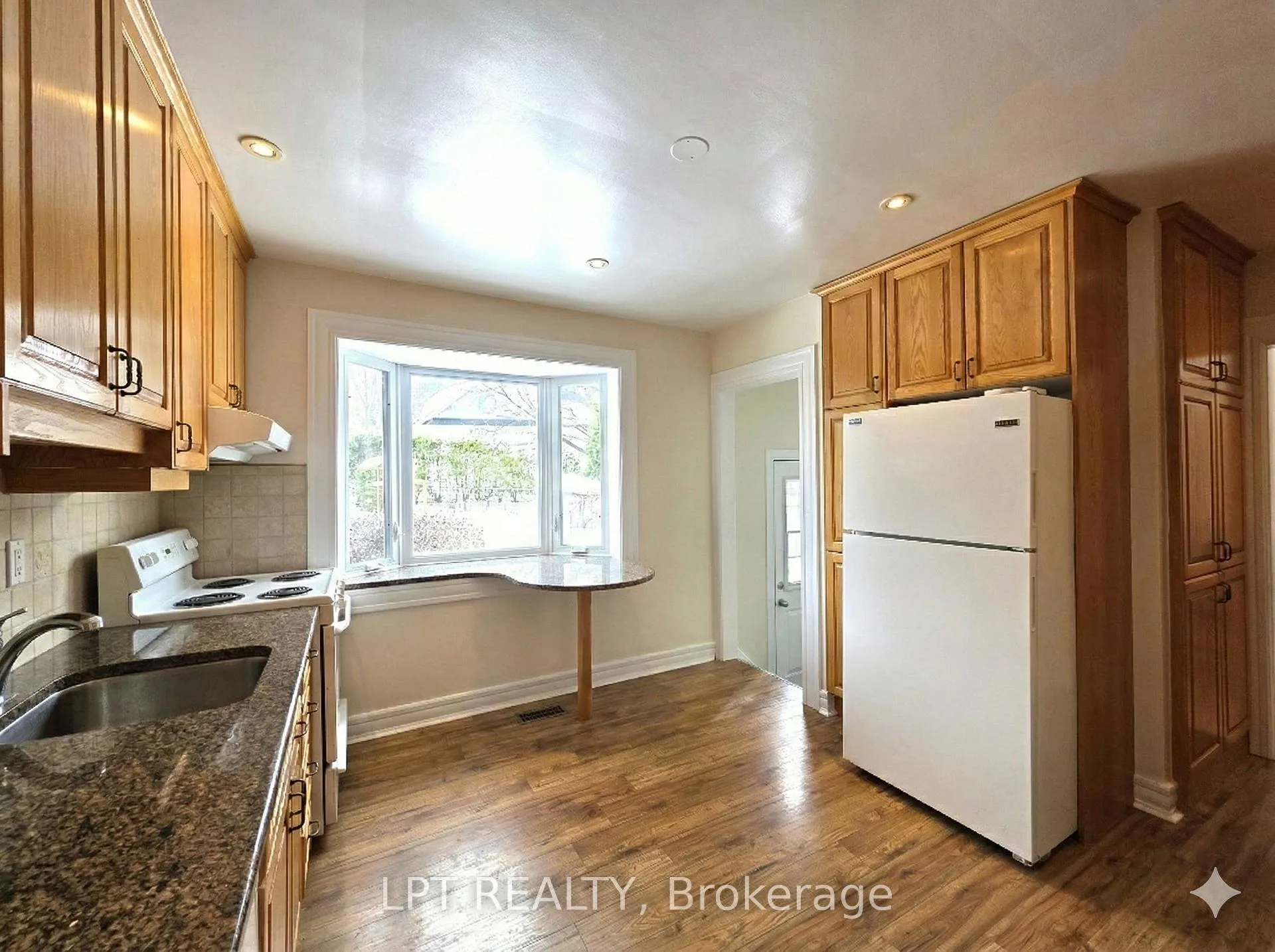 Photo 6 of 2302 Lawn Avenue, Ottawa, Woodroffe — HOMEH