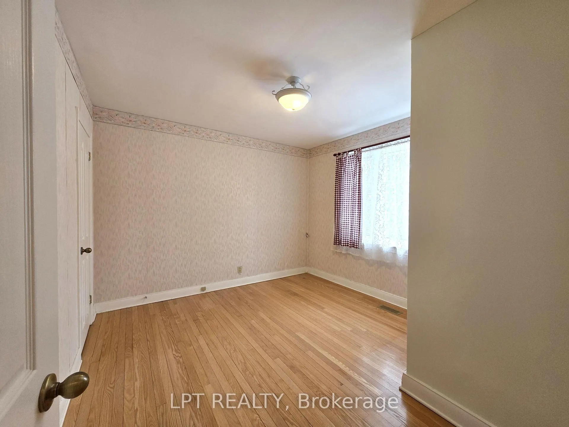 Photo 9 of 2302 Lawn Avenue, Ottawa, Woodroffe — HOMEH