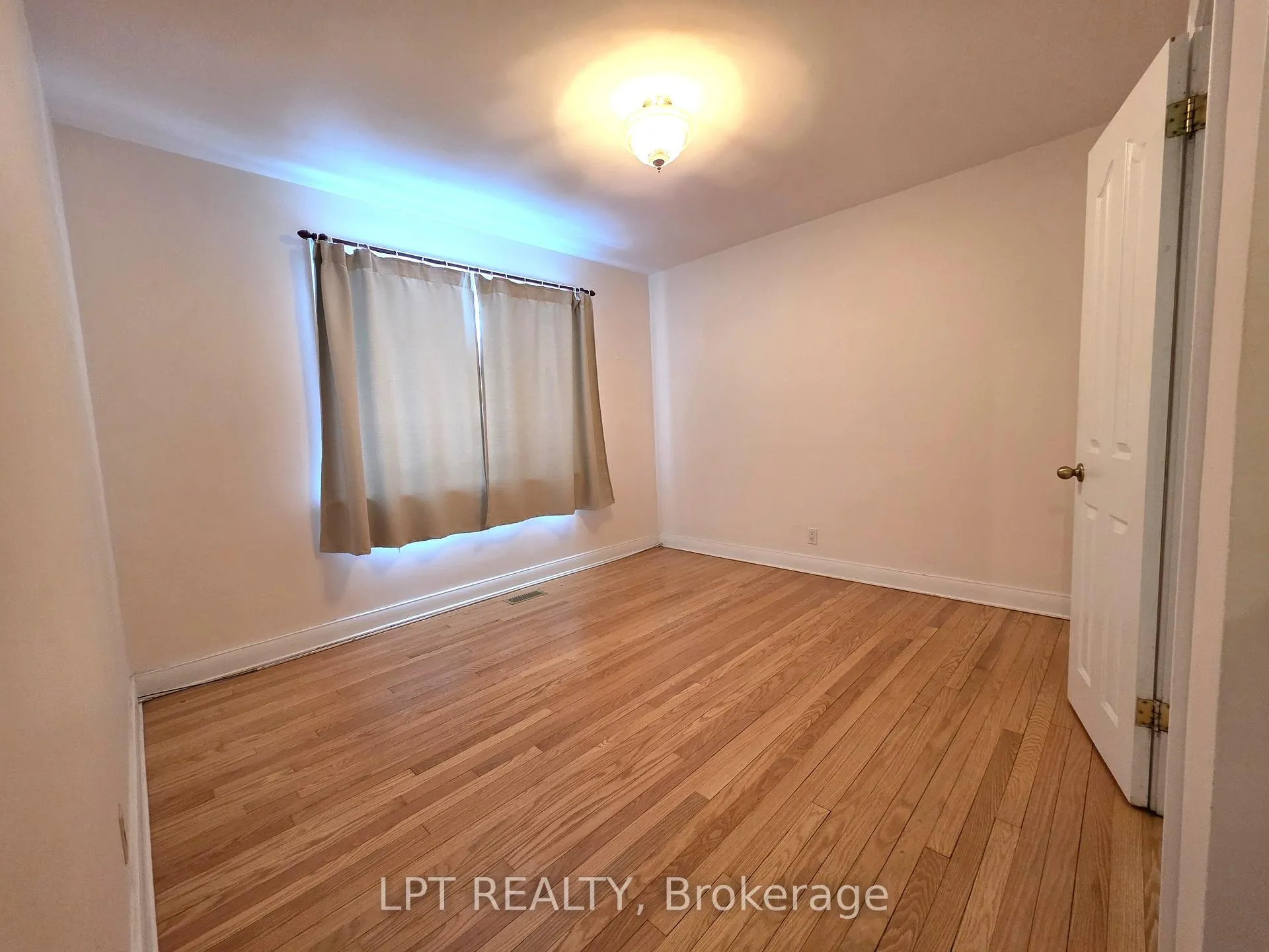 Photo 10 of 2302 Lawn Avenue, Ottawa, Woodroffe — HOMEH