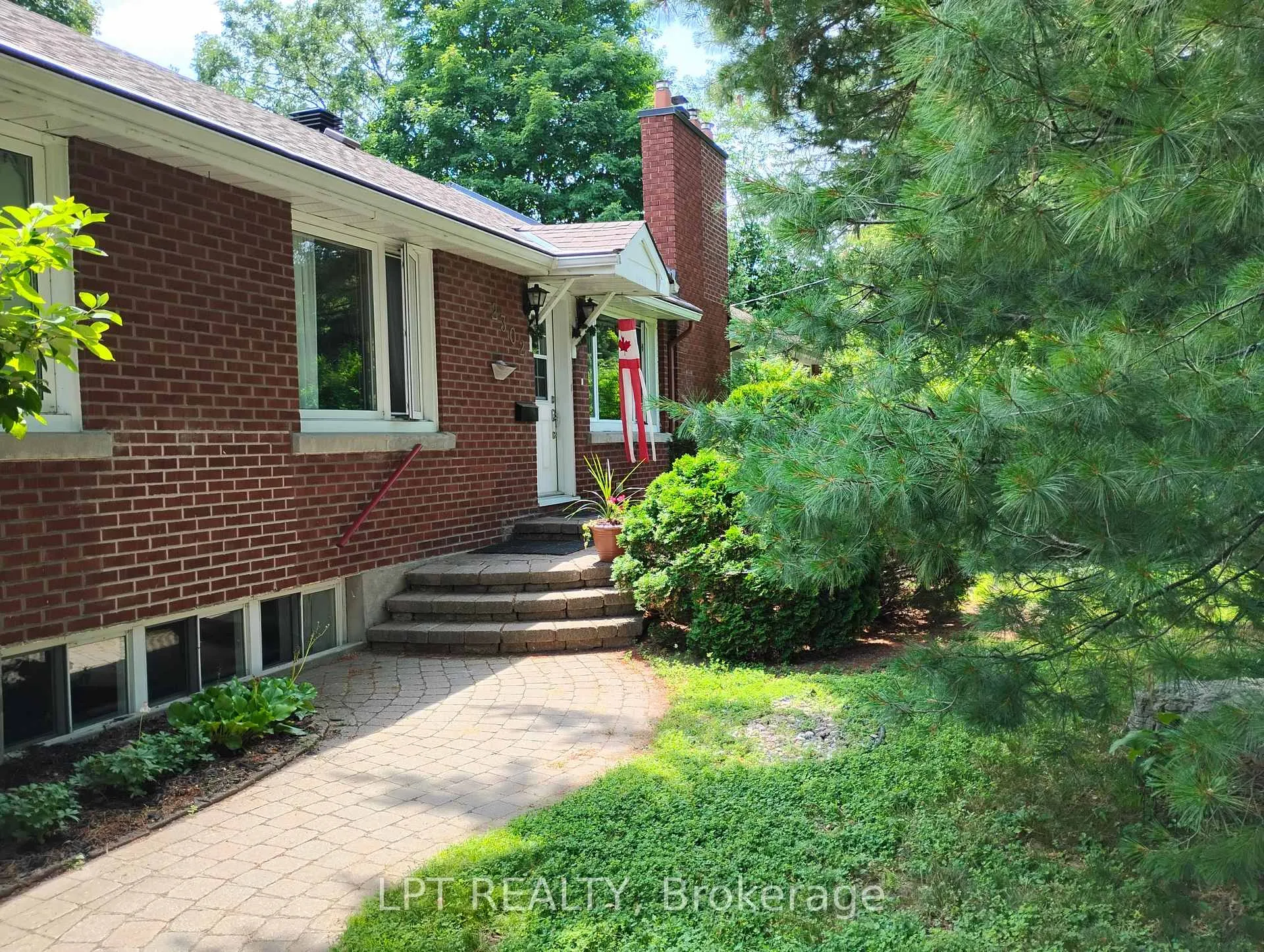 Photo 14 of 2302 Lawn Avenue, Ottawa, Woodroffe — HOMEH