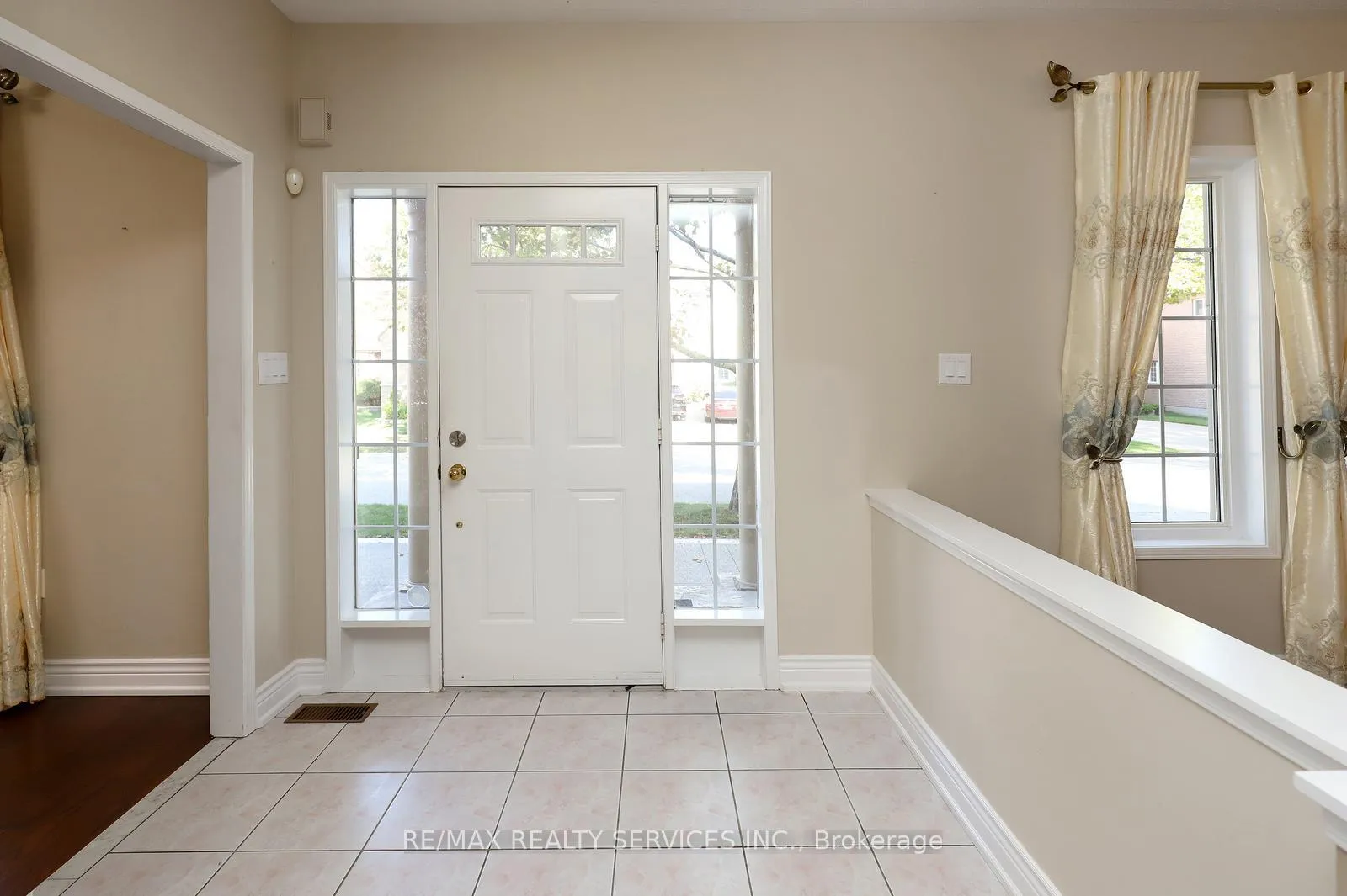 Photo 5 of 17 Ballantyne Drive, Ajax, Northwest Ajax — HOMEH